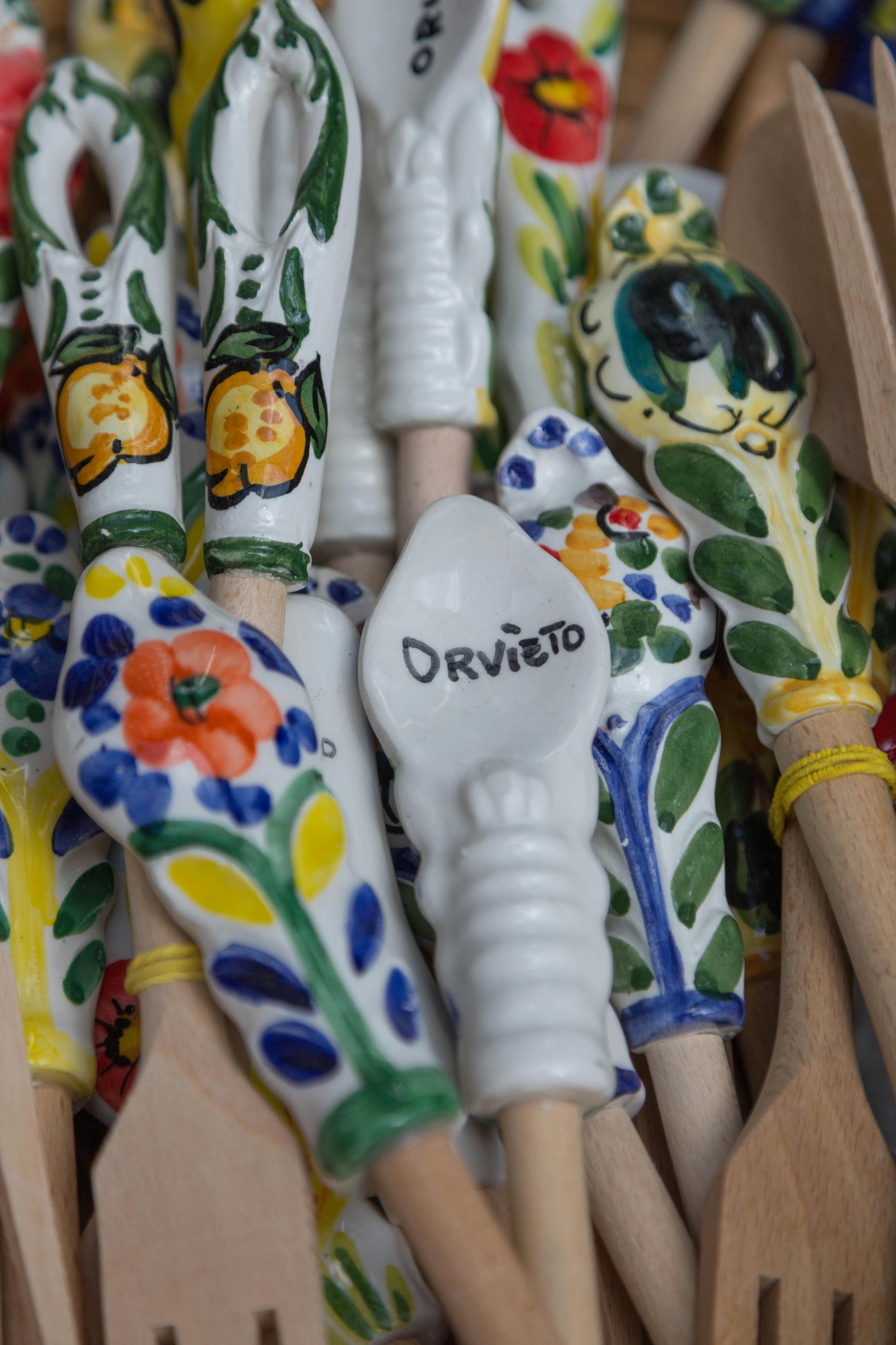 ฟรี มือจับเซรามิกสีสันสดใส ประดับด้วยลวดลายดอกไม้ พร้อมข้อความ 'Orvieto' เหมาะสำหรับผู้ชื่นชอบงานศิลปะ คลังภาพถ่าย