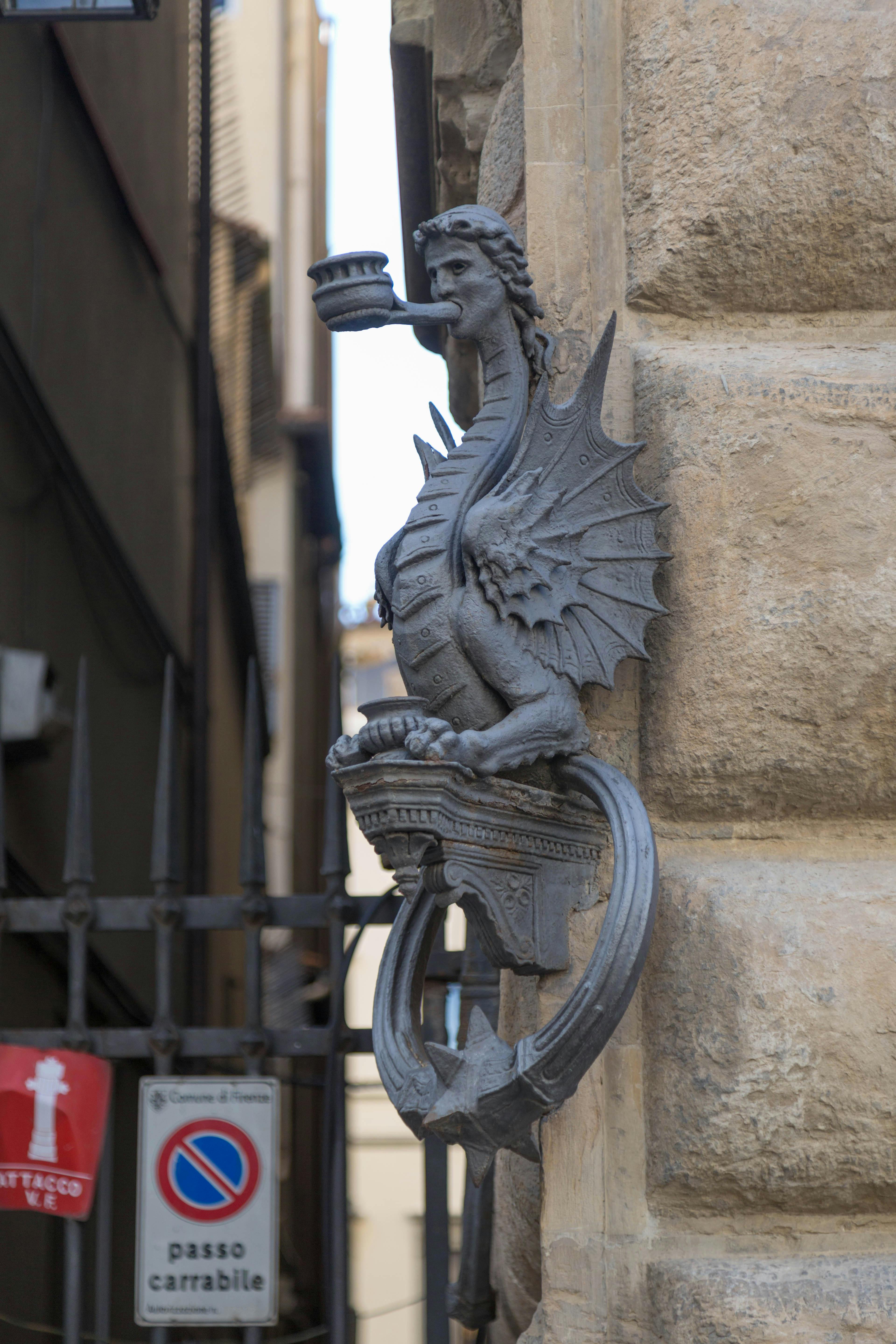 bezplatná Detail gotické sochy draka na fasádě historické evropské budovy. Základová fotografie