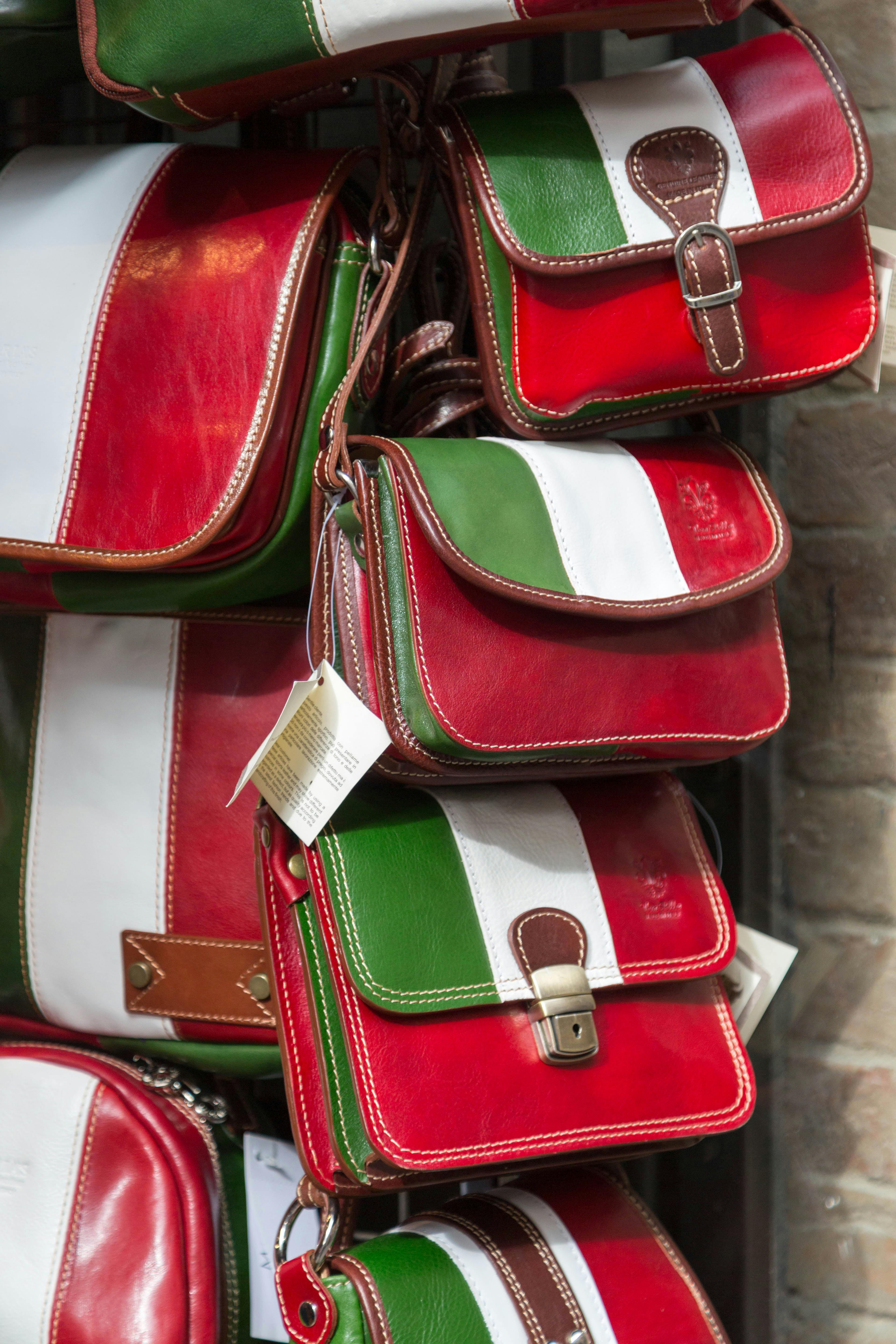 Gratis Livlige lædertasker med striber fra det italienske flag udstillet. Lagerfoto