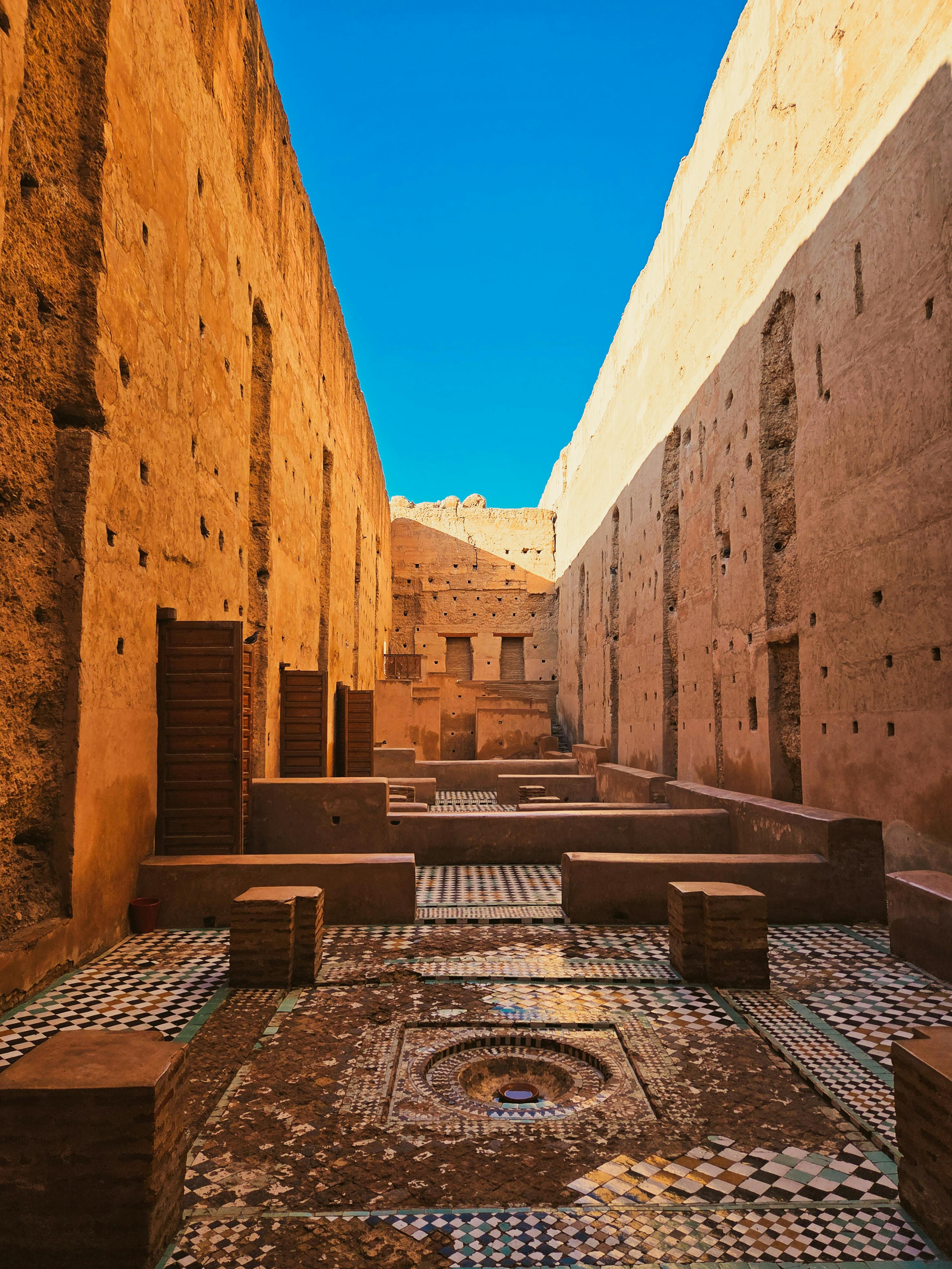 bezplatná Historická marocká architektura pod jasnou modrou oblohou v Marrákeši. Základová fotografie