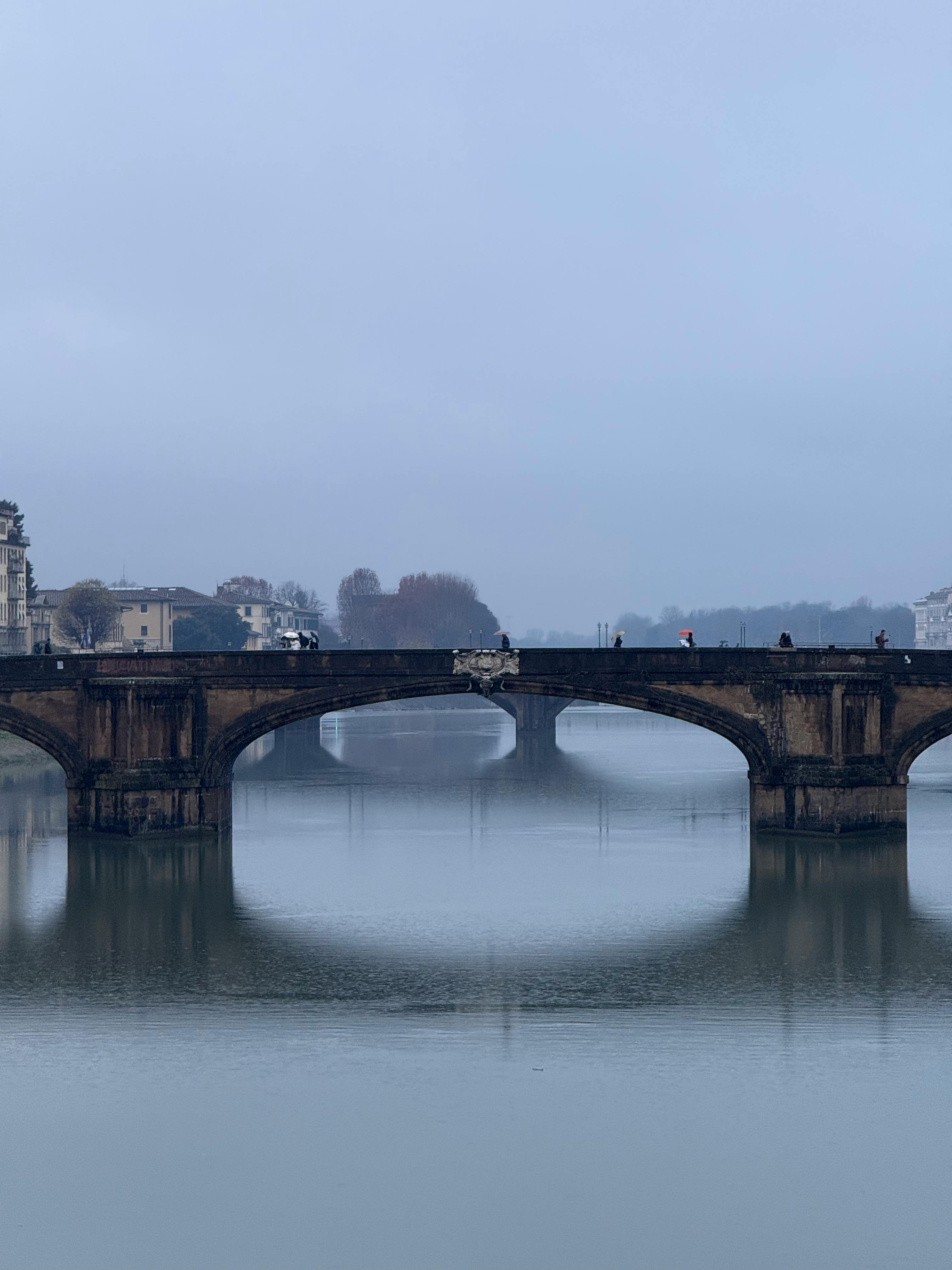 Miễn phí Khung cảnh mờ sương của cầu Ponte Santa Trinita bắc qua sông Arno ở Florence vào một buổi sáng mùa đông yên tĩnh. Ảnh lưu trữ