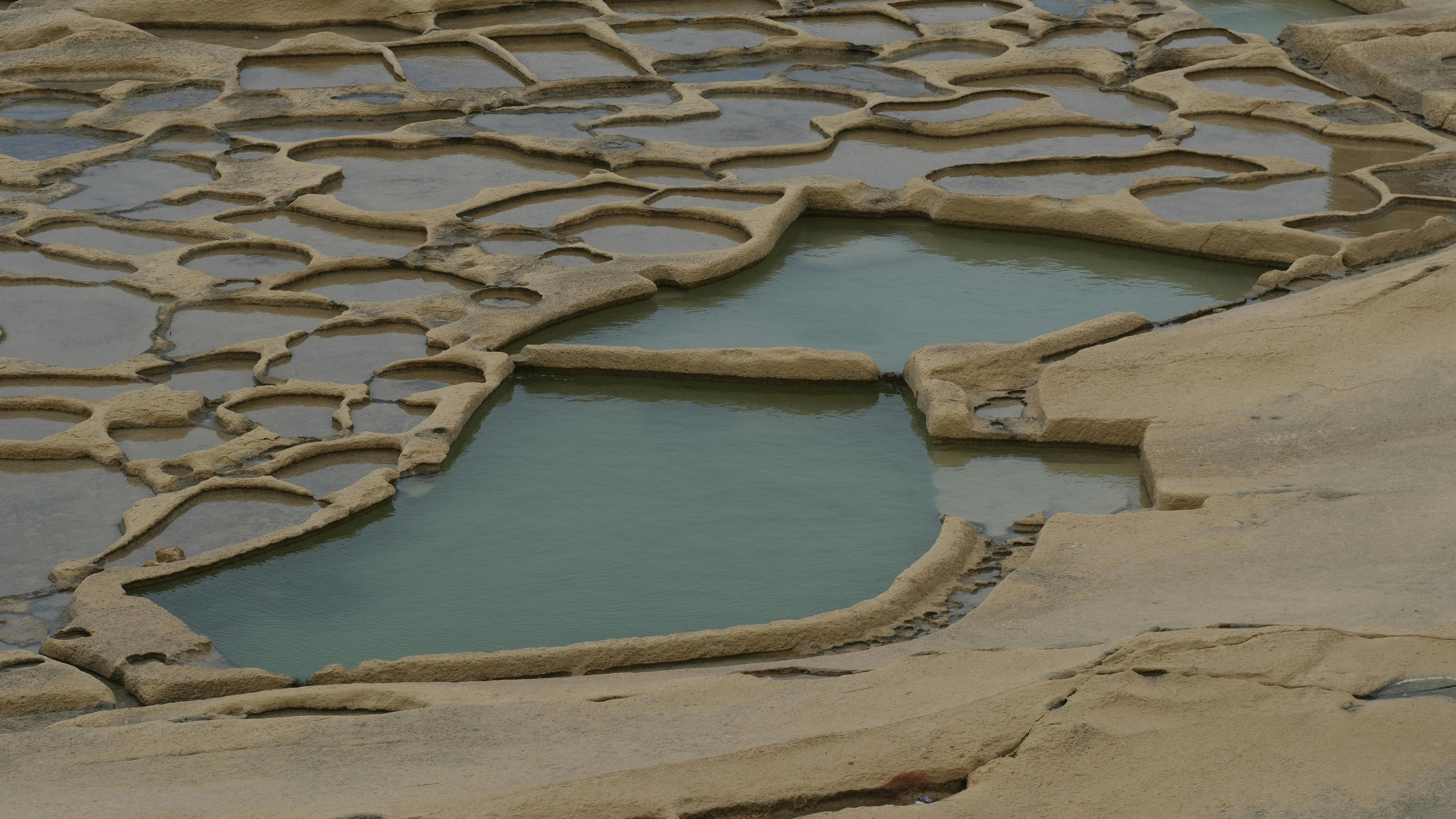 Miễn phí Một khung cảnh ngoạn mục của những ruộng muối với hoa văn tinh xảo ở Żebbuġ, Malta, thể hiện vẻ đẹp tự nhiên tuyệt vời. Ảnh lưu trữ