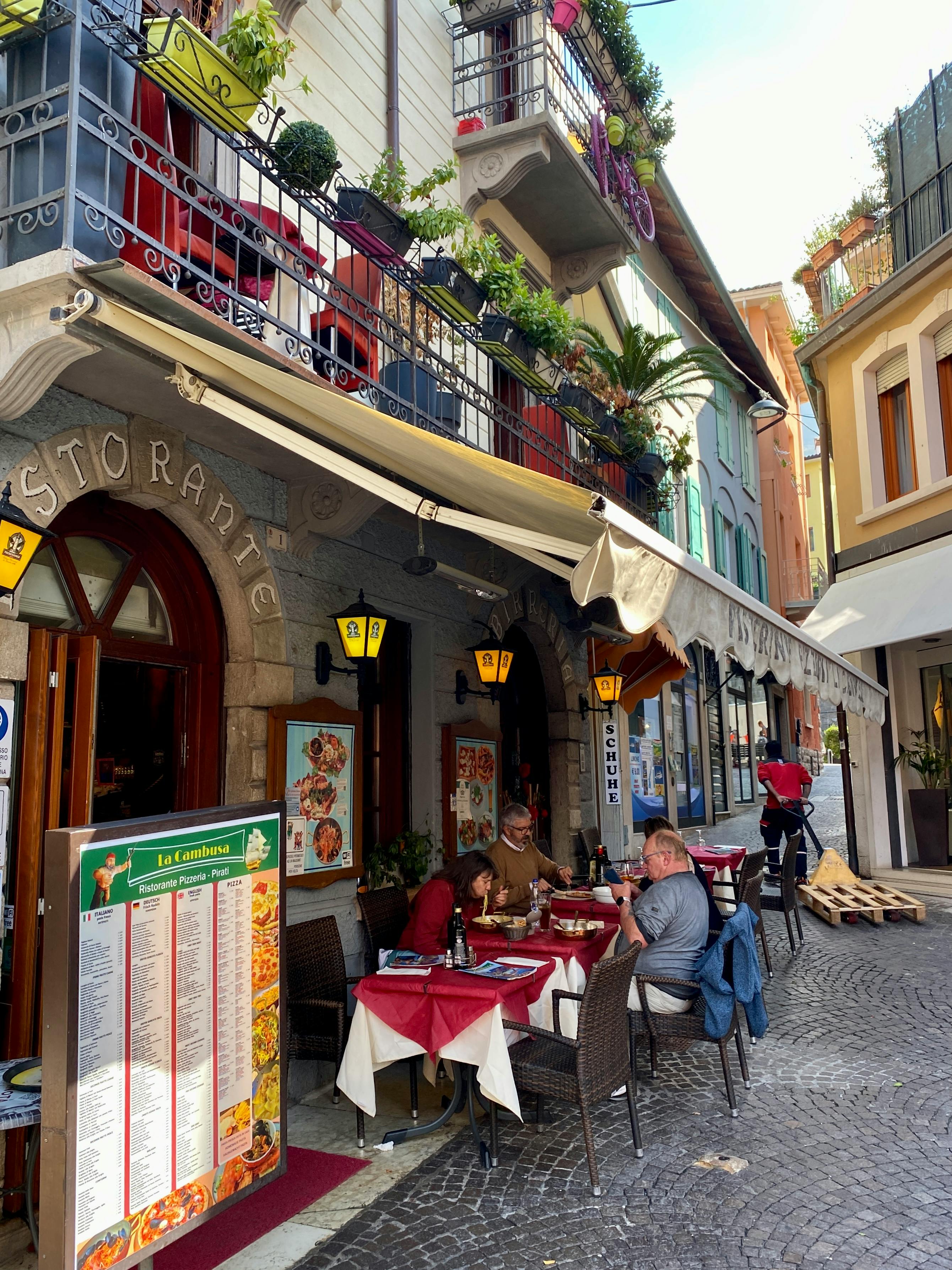 免费 温馨的意大利街边咖啡馆，设有户外座位，氛围活跃，是享用美味佳肴的理想场所。 素材图片