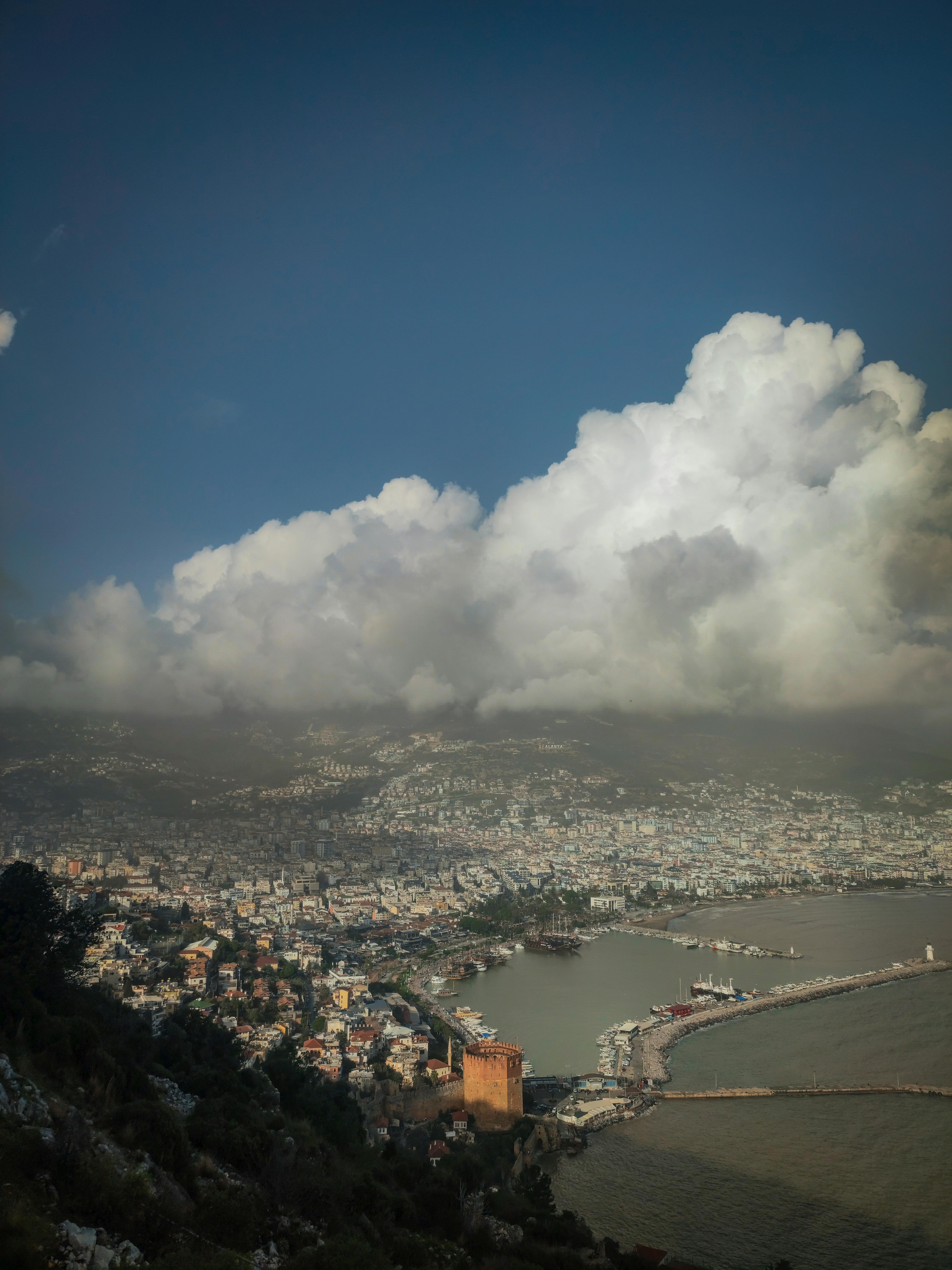 免费 从空中俯瞰阿拉尼亚港和红塔，景色令人叹为观止，云层气势磅礴。 素材图片