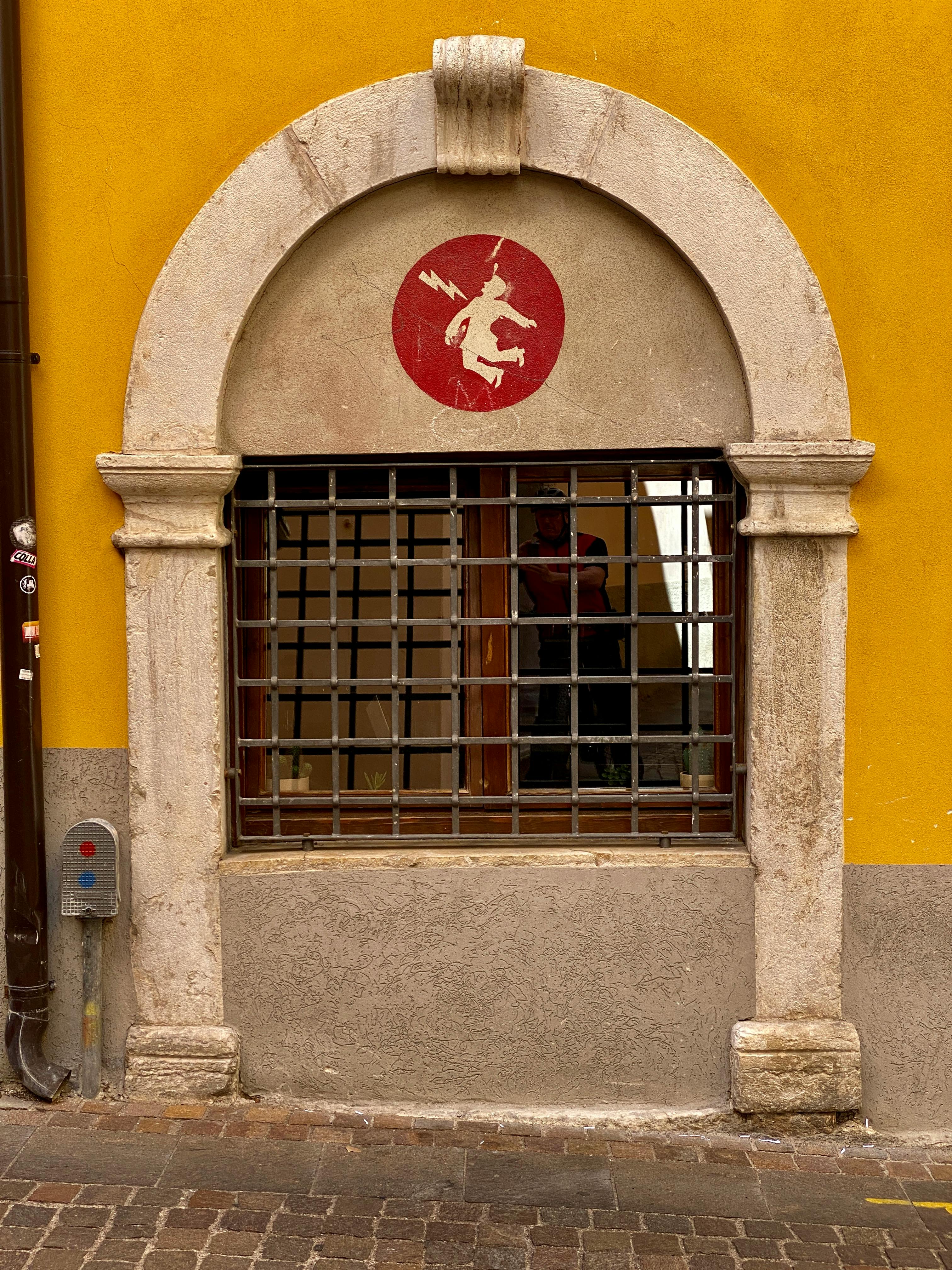 bezplatná Malebné italské okno se symbolem středověké čarodějnice na zářivě žluté zdi. Základová fotografie