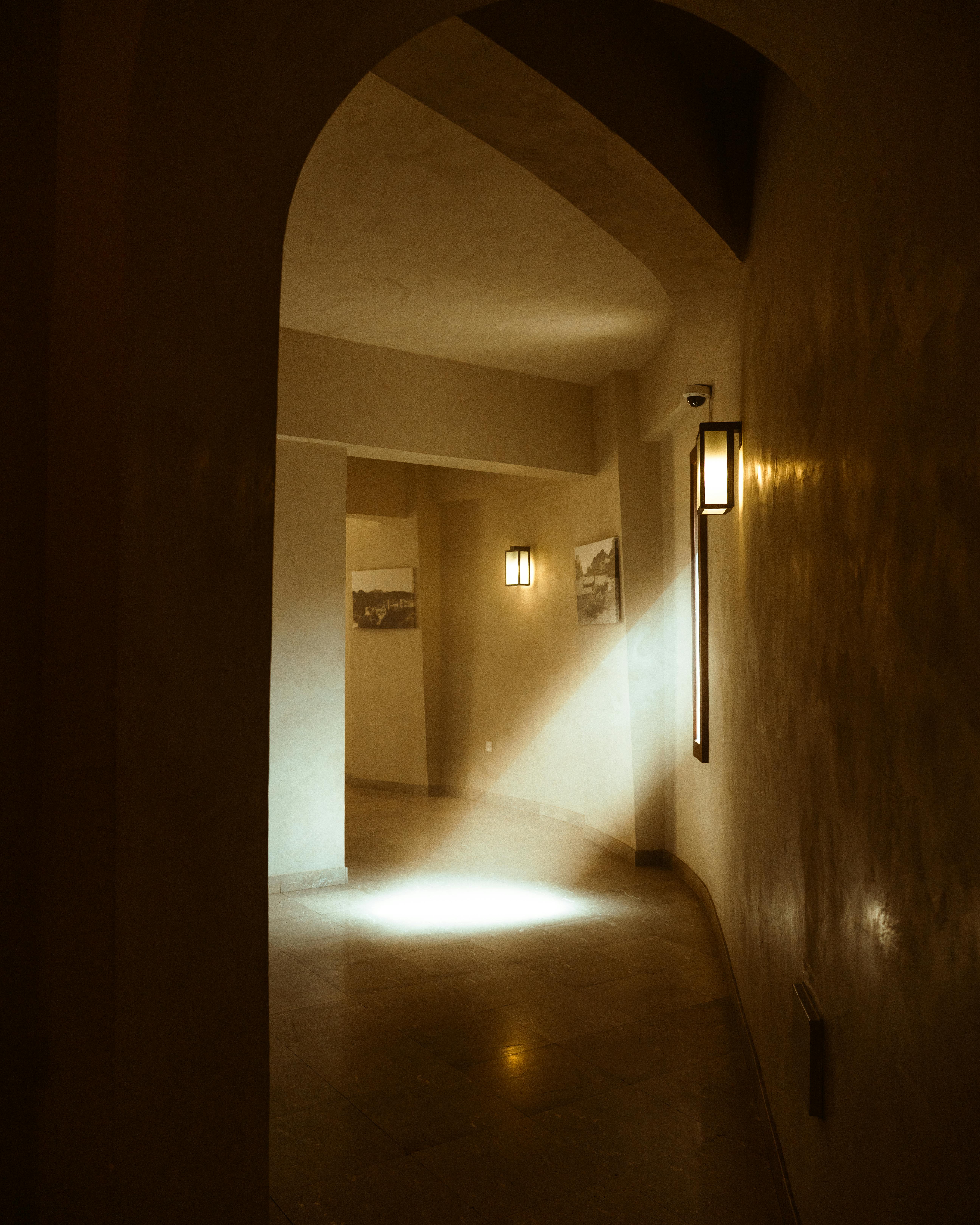 Miễn phí Hành lang mờ ảo ở Muscat với một chùm ánh sáng ấm áp tạo nên bầu không khí thanh bình. Ảnh lưu trữ