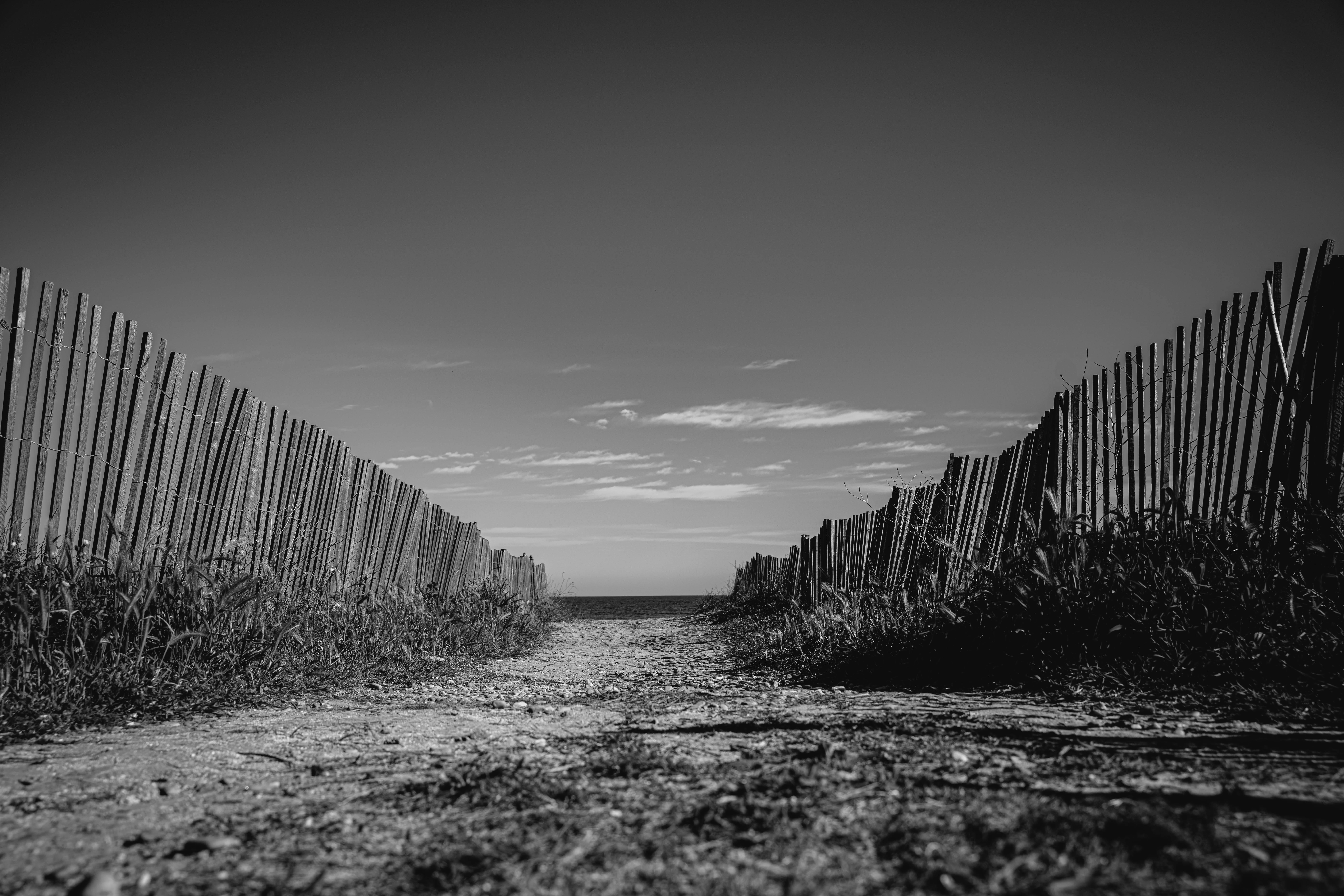 bezplatná Základová fotografie zdarma na téma azurové nebe, bariéra, bílá Základová fotografie