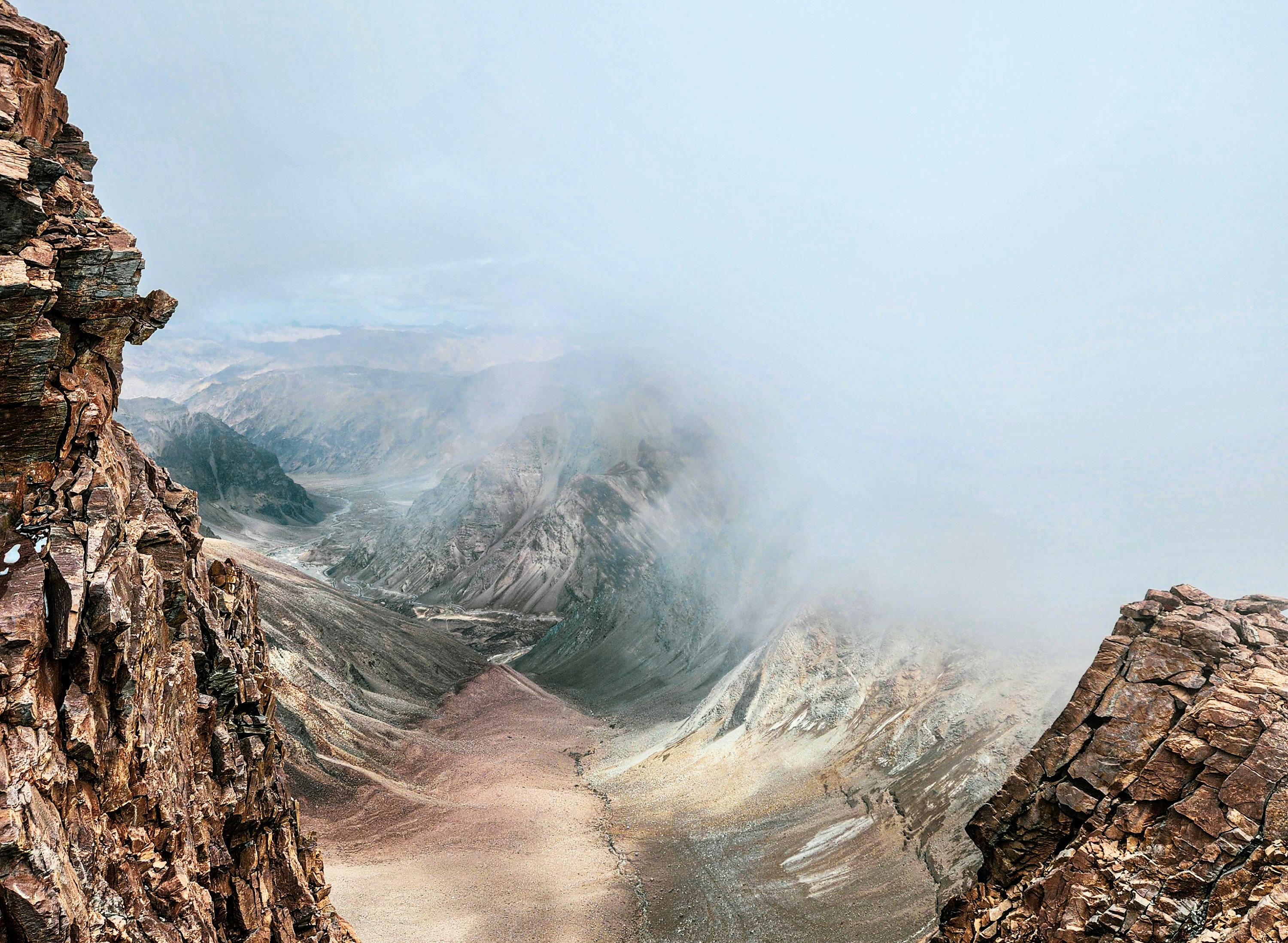 ฟรี ทิวทัศน์ภูเขาอันงดงามตระการตาที่มีหมอกปกคลุมยอดเขาหิน เผยให้เห็นความงามอันบริสุทธิ์ของธรรมชาติ คลังภาพถ่าย