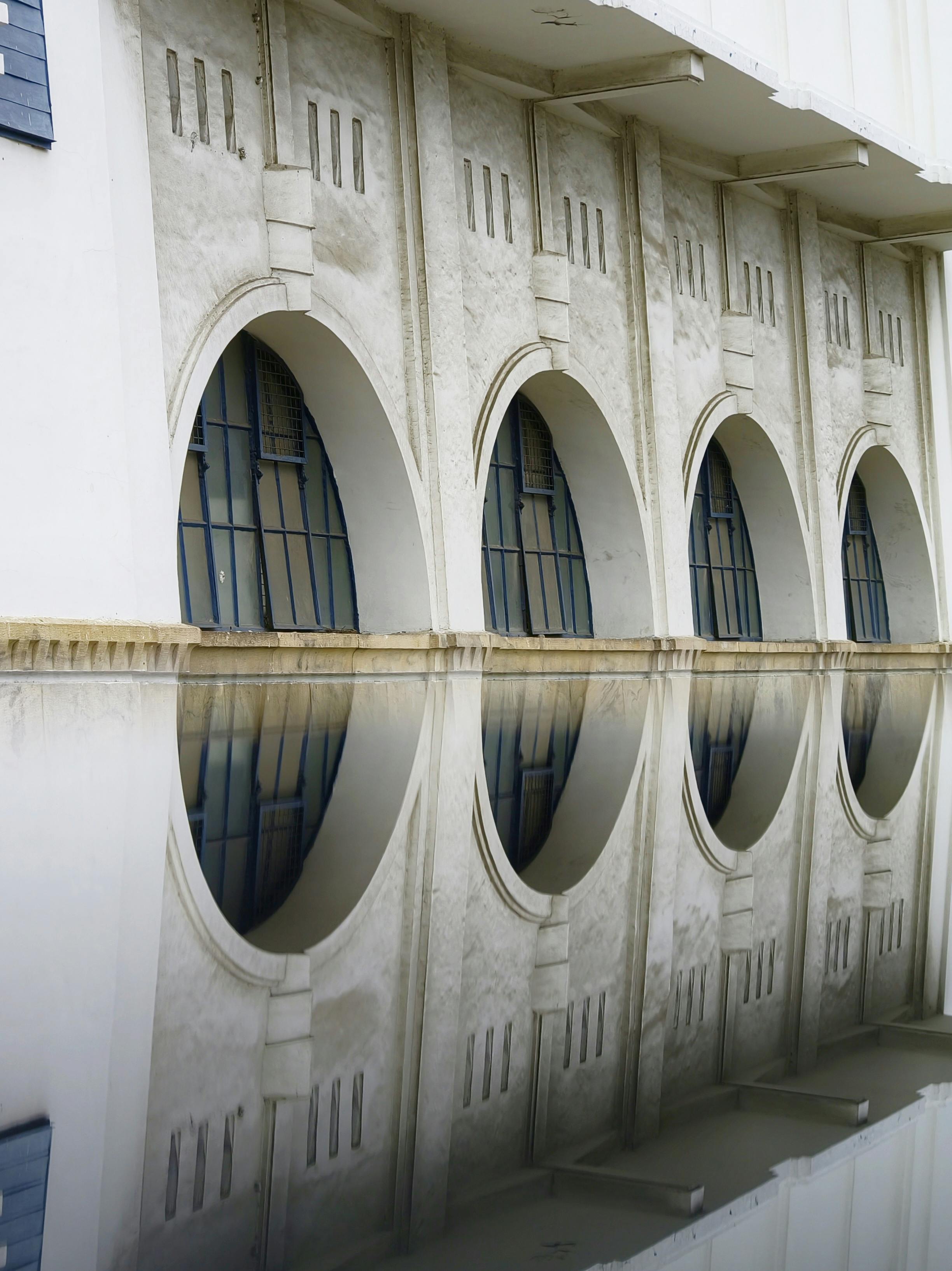 bezplatná Symetrické oblouky odrážející se ve vodě v Jawa Barat v Indonésii a vytvářející klidný architektonický pohled. Základová fotografie