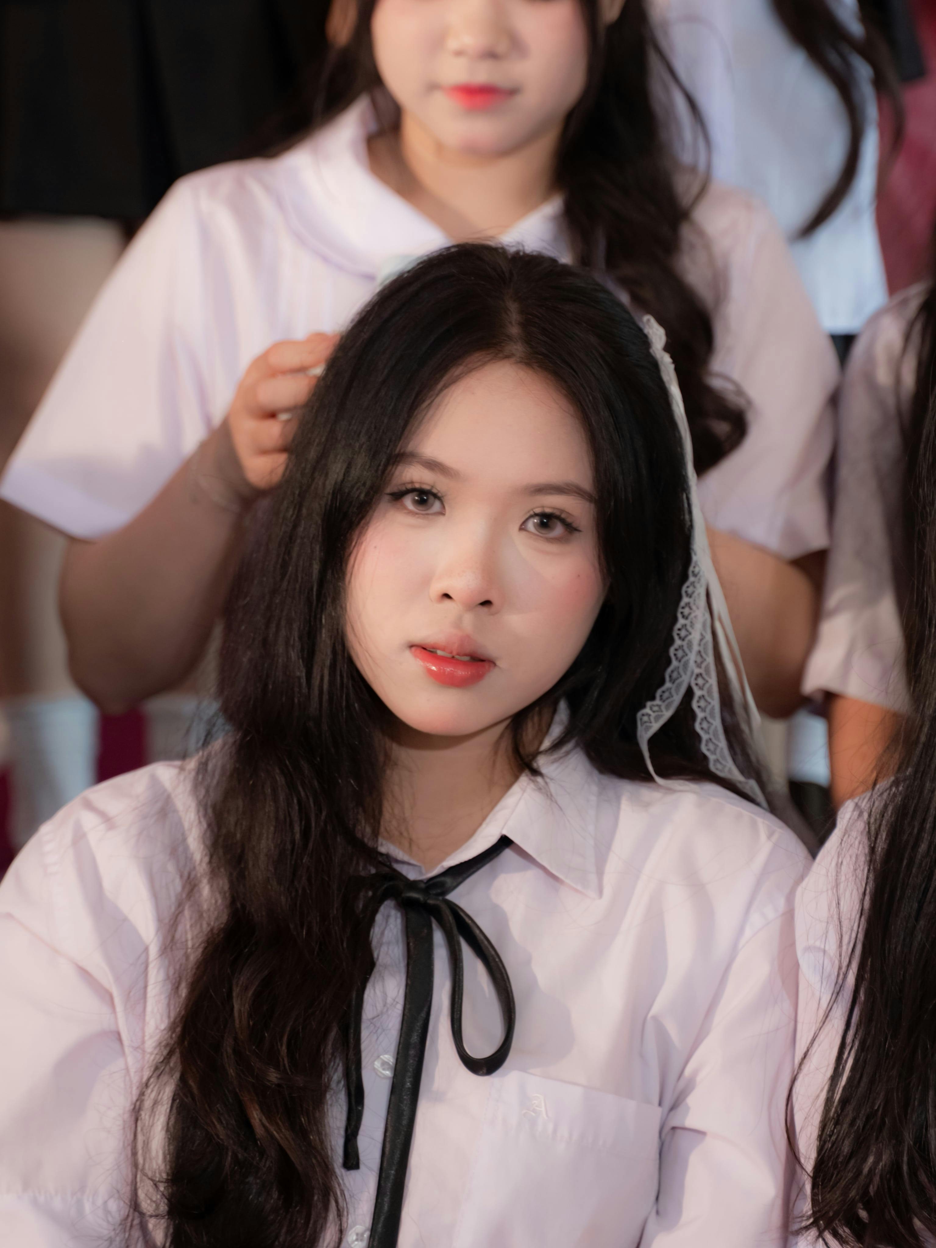 Zadarmo Portrét mladých žien v školských uniformách v interiéri so zameraním na účes a výraz. Fotka z fotobanky