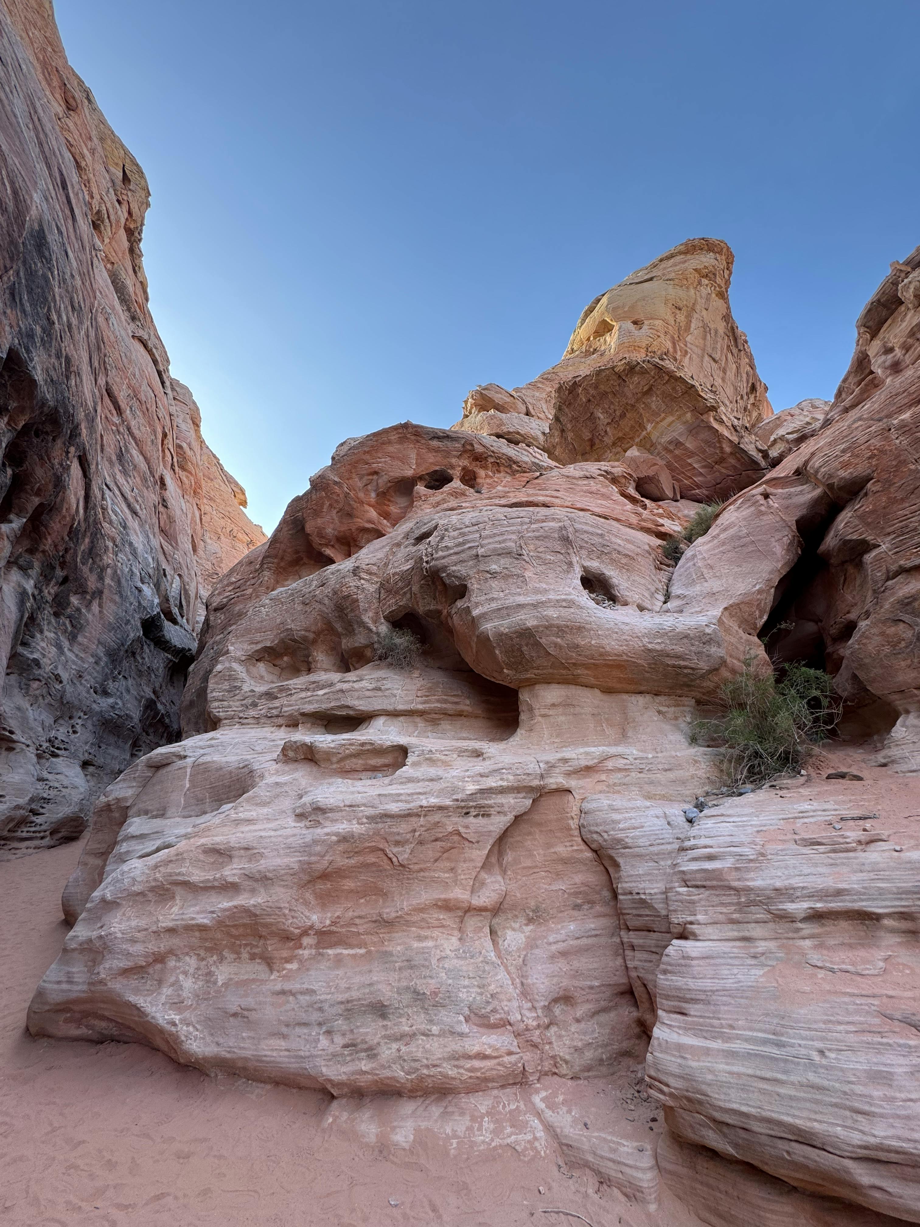 Miễn phí Khám phá những kiến ​​tạo đá đỏ ngoạn mục của thung lũng Moapa, Nevada dưới bầu trời xanh trong vắt. Ảnh lưu trữ