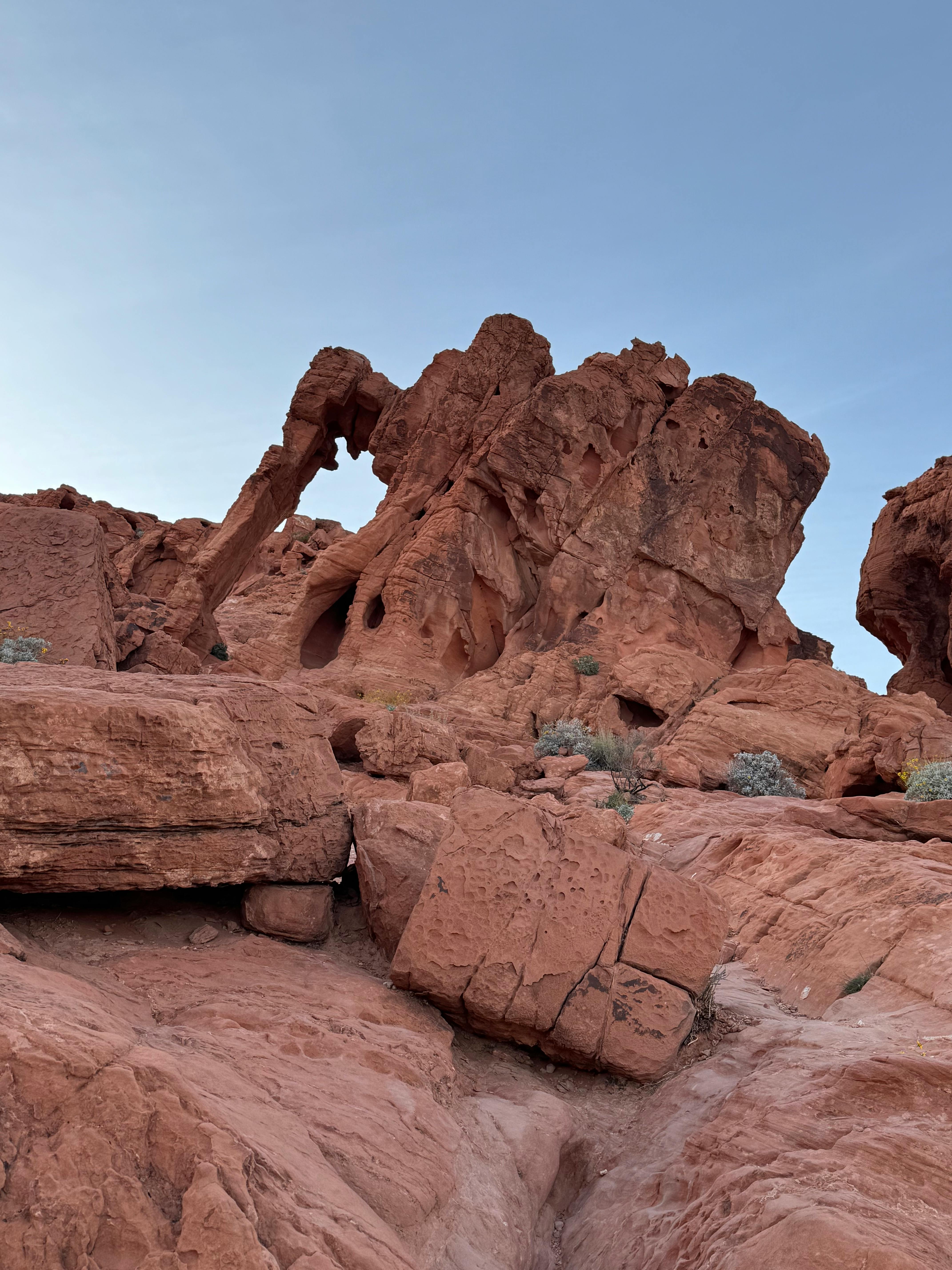 Miễn phí Khám phá những khối đá đỏ ngoạn mục ở thung lũng Moapa, Nevada, được ghi lại vào ban ngày. Ảnh lưu trữ