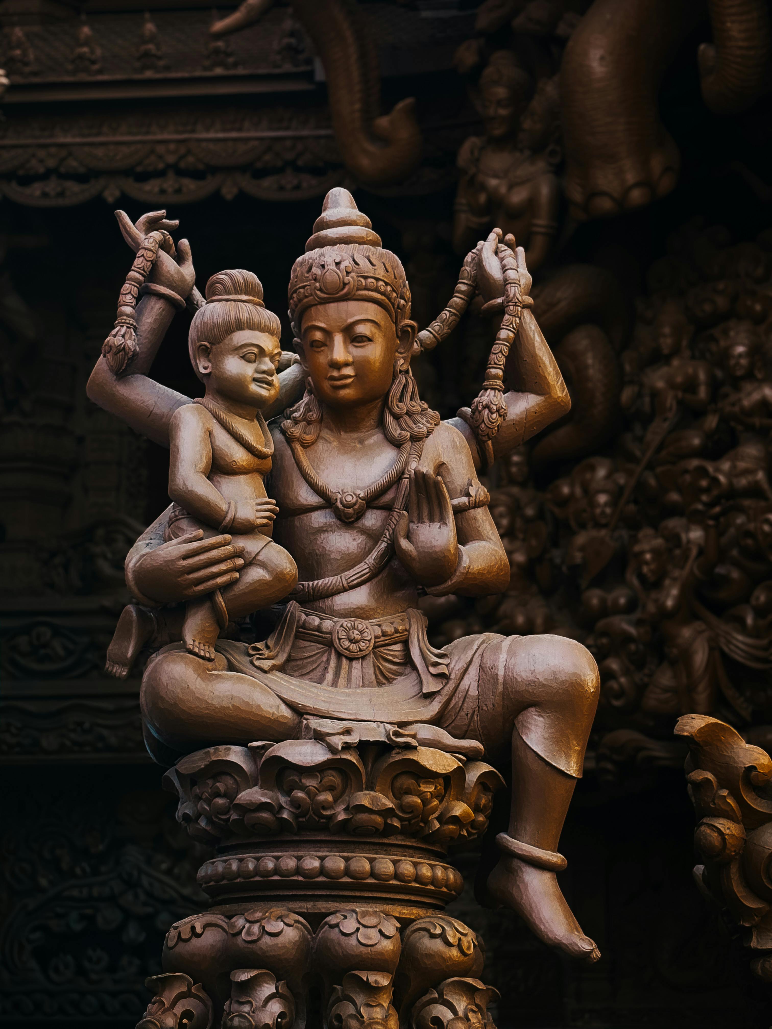 免费 泰国芭堤雅真理寺内精美的木雕，展现了文化艺术的魅力。 素材图片