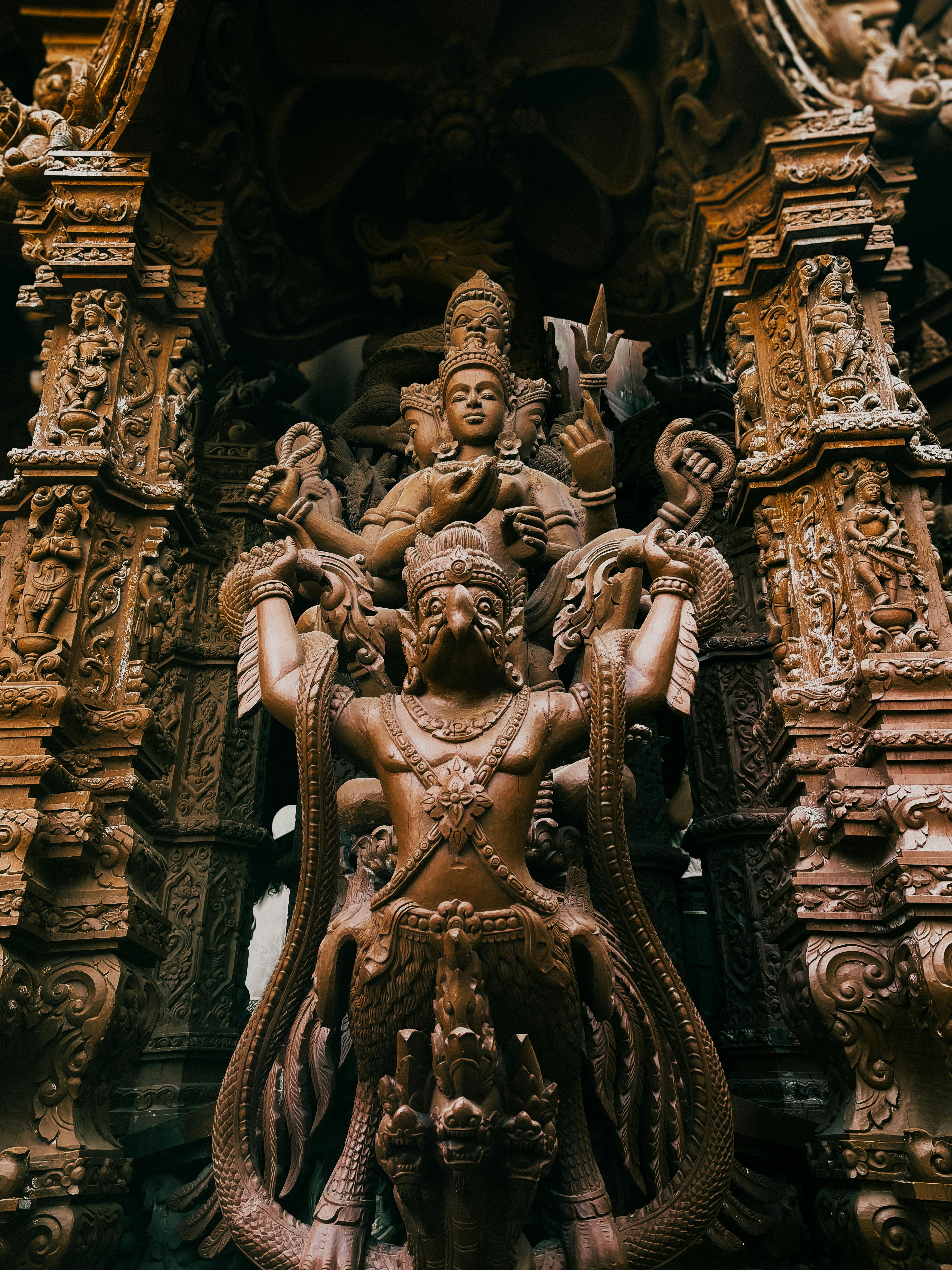 Bezpłatne Misterna drewniana hinduska statua w Sanktuarium Prawdy w mieście Pattaya w Tajlandii. Zdjęcie z galerii