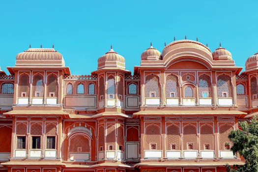 在蔚蓝的天空下，历史悠久的印度宫殿立面展现出复杂的建筑细节