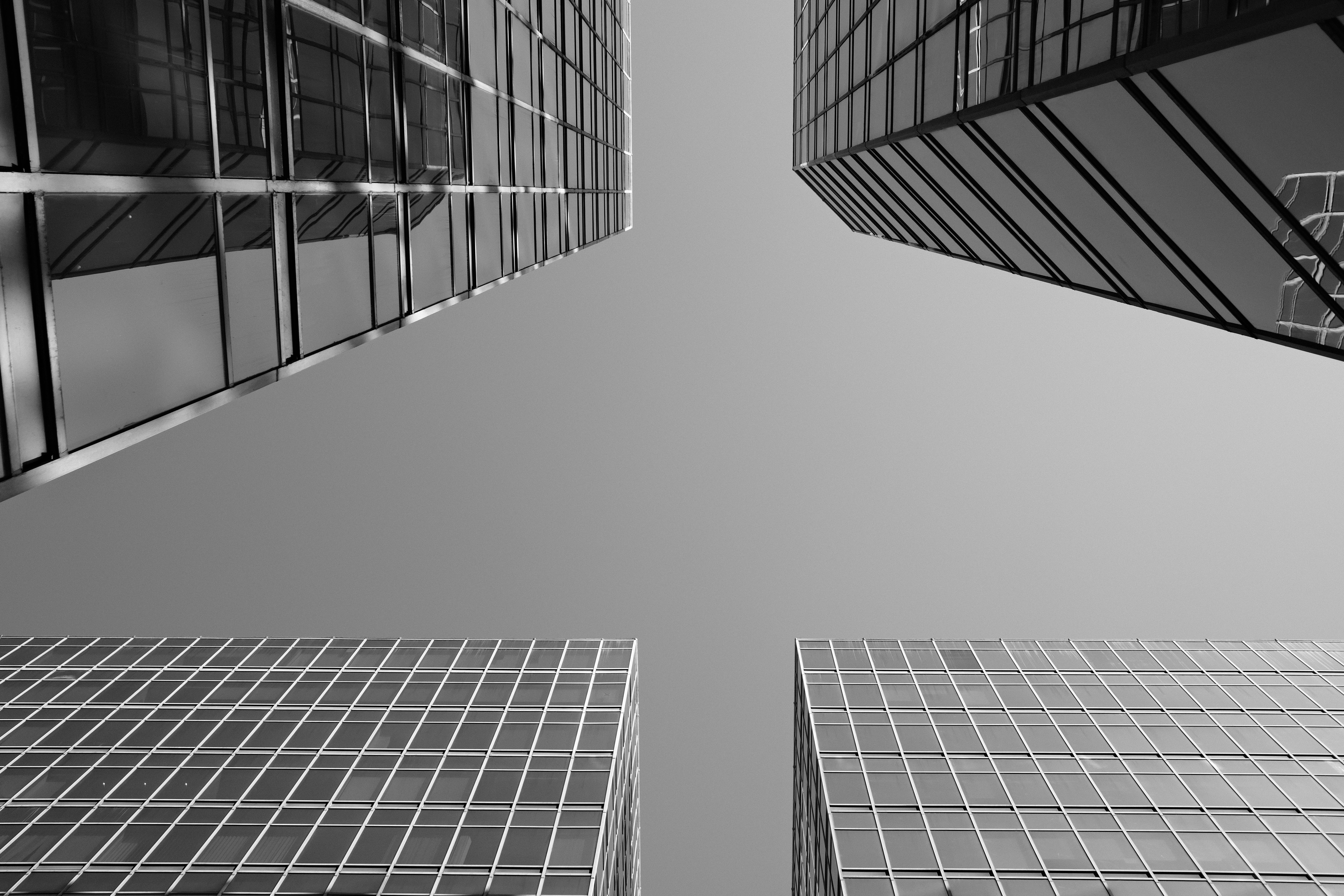 Zadarmo Čiernobiela fotografia moderných mrakodrapov v Hongkongu z ulice, ktorá ukazuje elegantný architektonický dizajn. Fotka z fotobanky