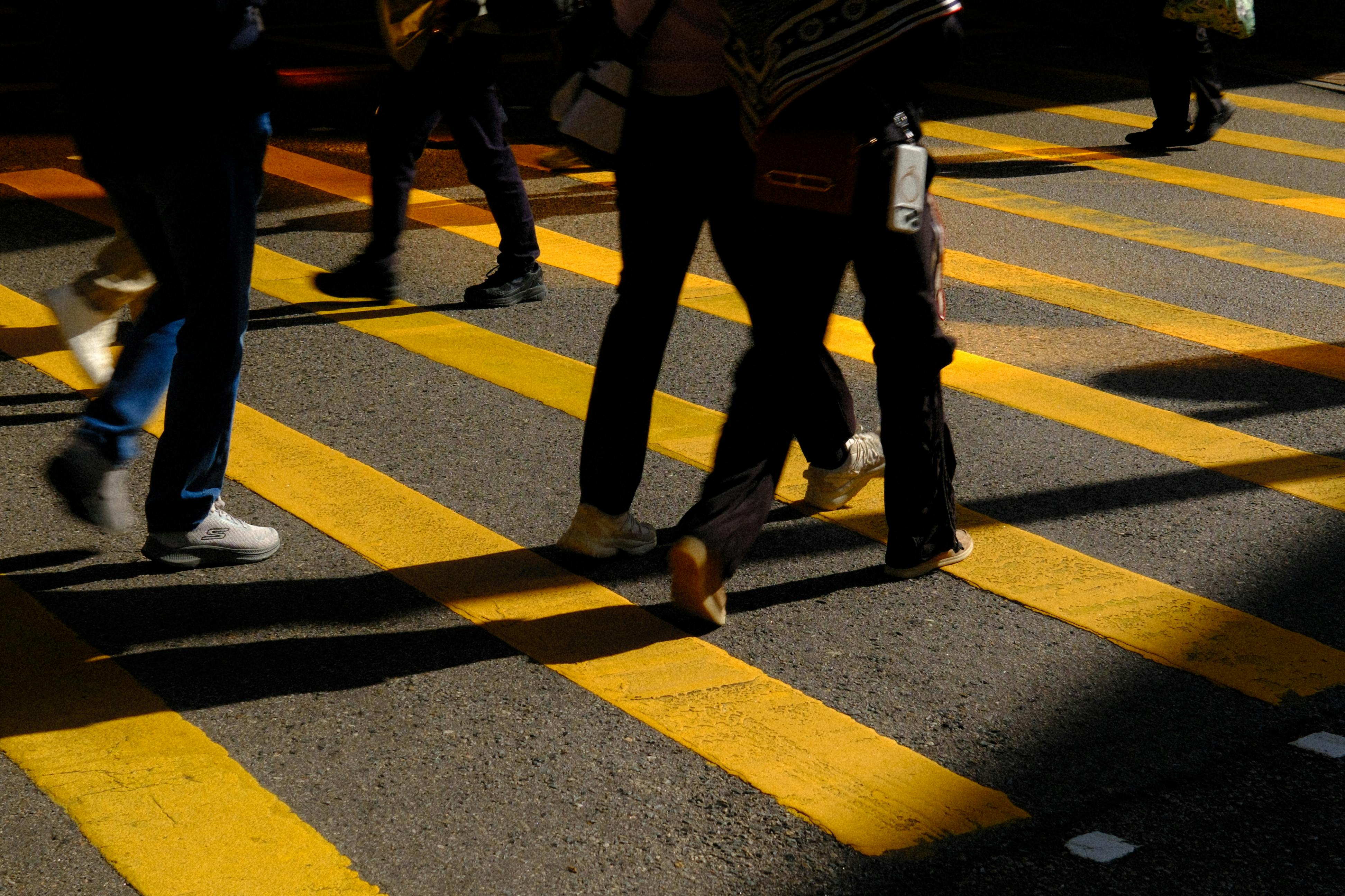 ingyenes Egy zsúfolt gyalogátkelőhely Hongkongban, ahol emberek sétálnak át a sárga csíkos sávokon. Stockfotó