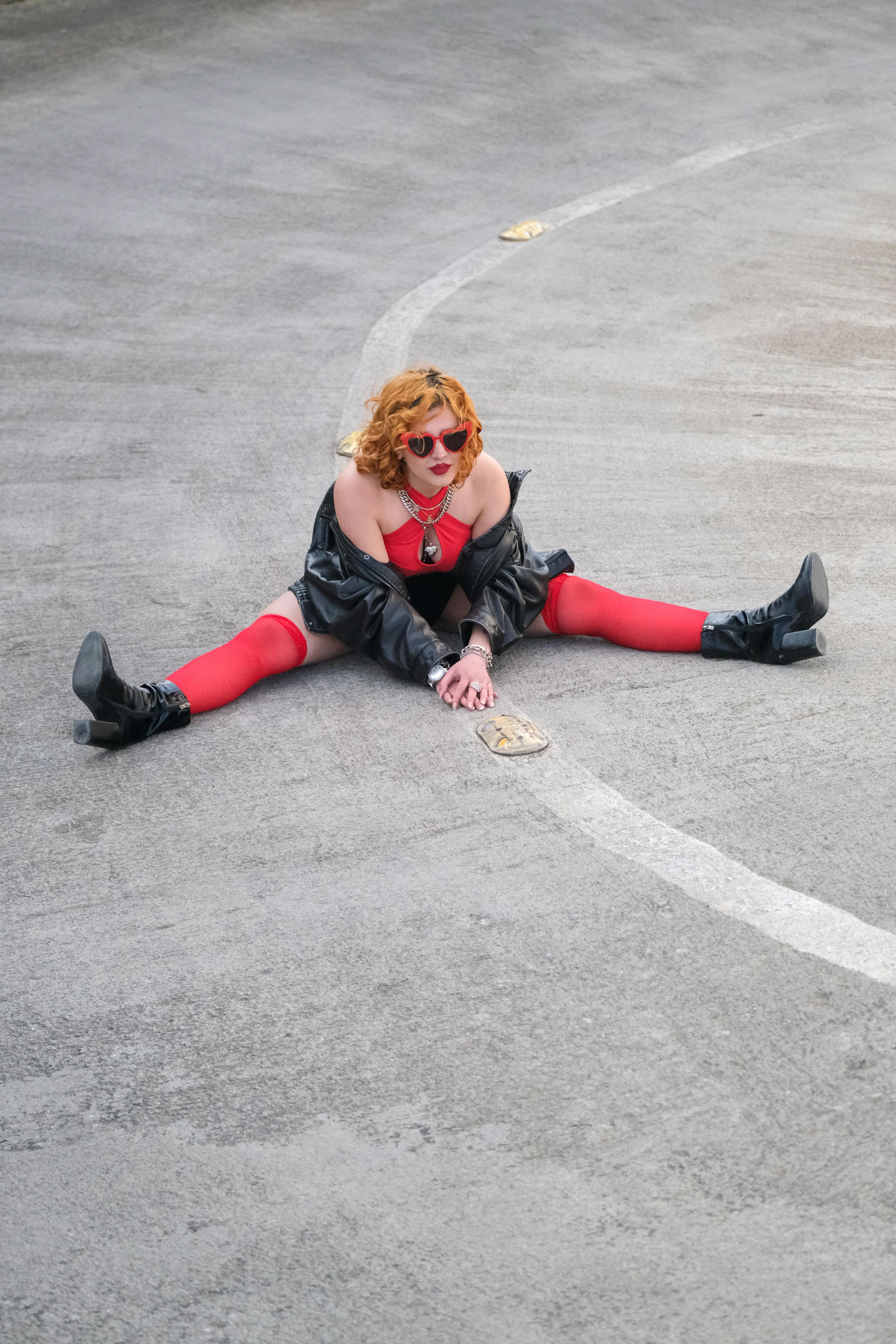 bezplatná Unikátní městský módní portrét dospělého člověka v výrazných barvách a drsném stylu na betonovém pozadí. Základová fotografie