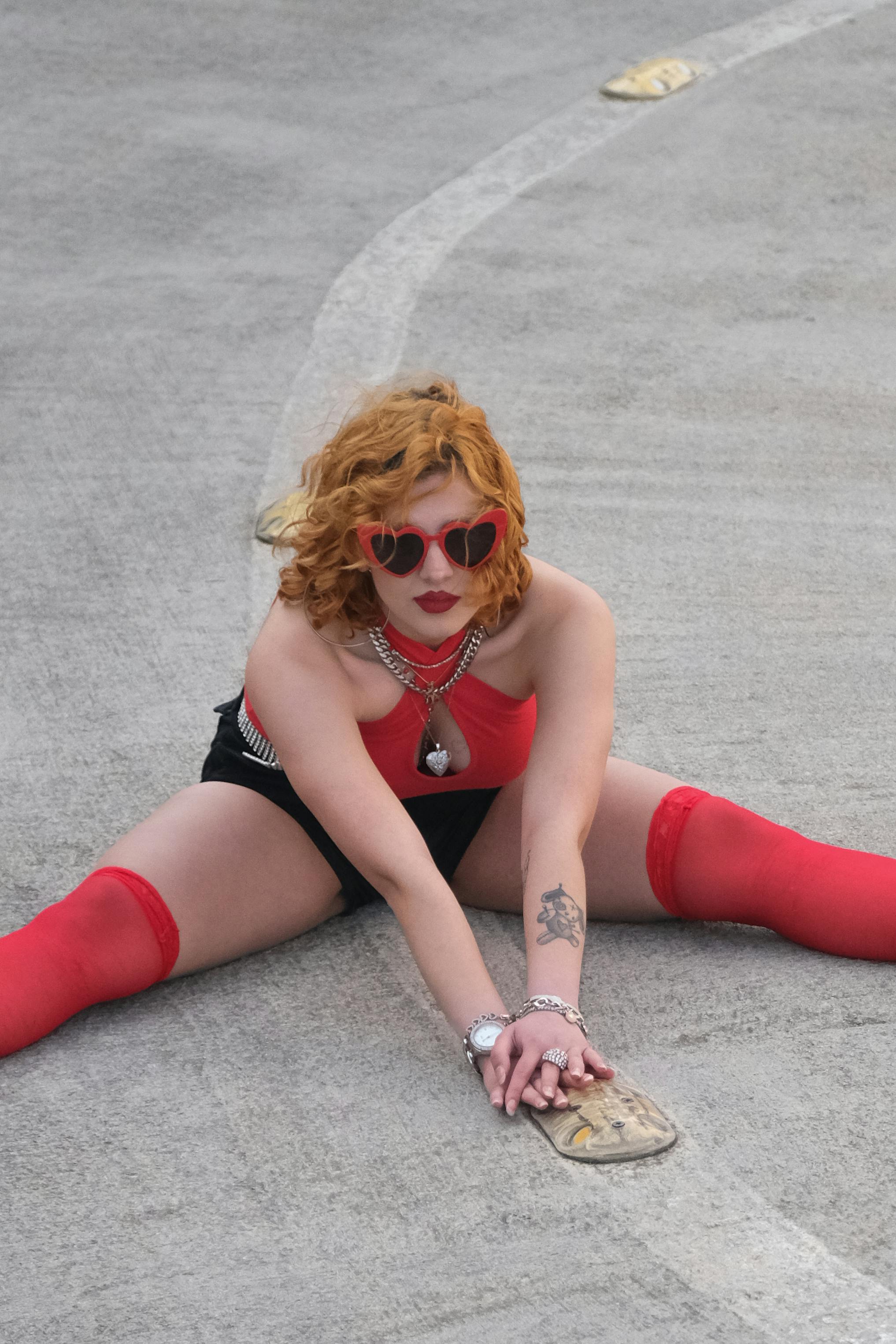 Zadarmo Fotobanka s bezplatnými fotkami na tému avantgarda, červené ponožky, červený outfit Fotka z fotobanky