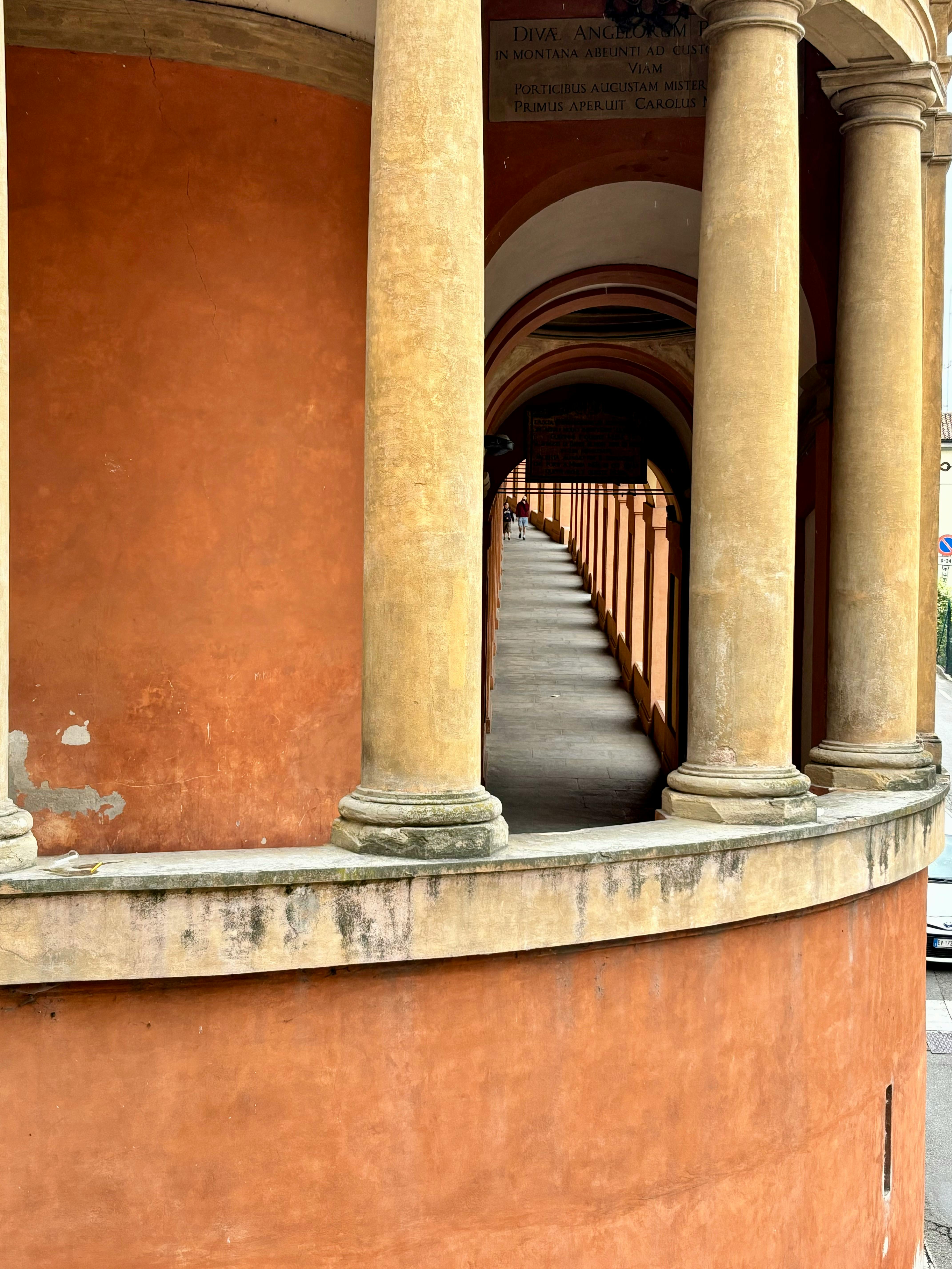 Безкоштовне Вид на історичну аркаду в Болоньї з її культовими арками та колонами стокове фото