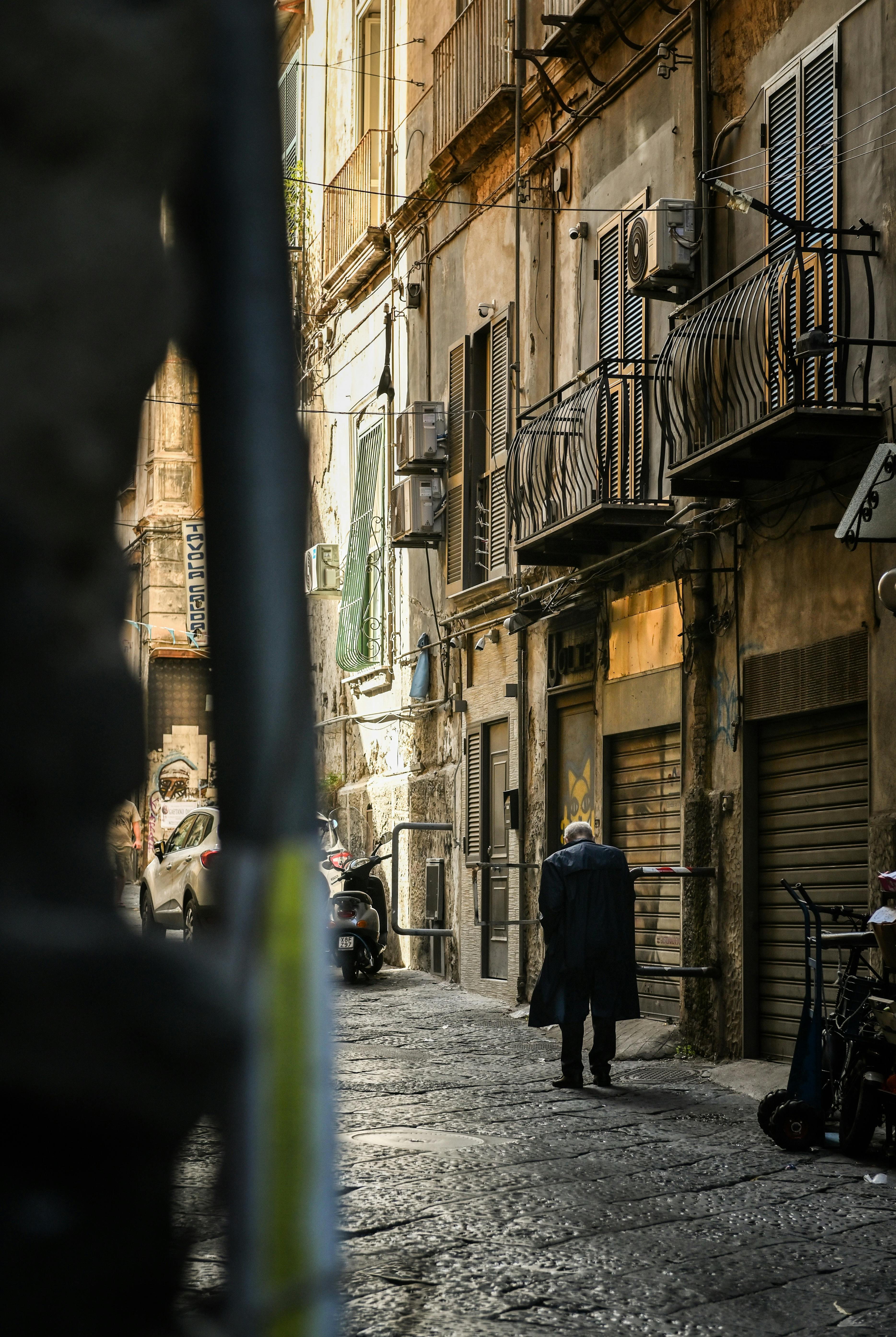 Miễn phí Cảnh con hẻm lát đá cuội hẹp ở Campania, Ý, với những tòa nhà cổ kính và một người đi bộ đơn độc. Ảnh lưu trữ