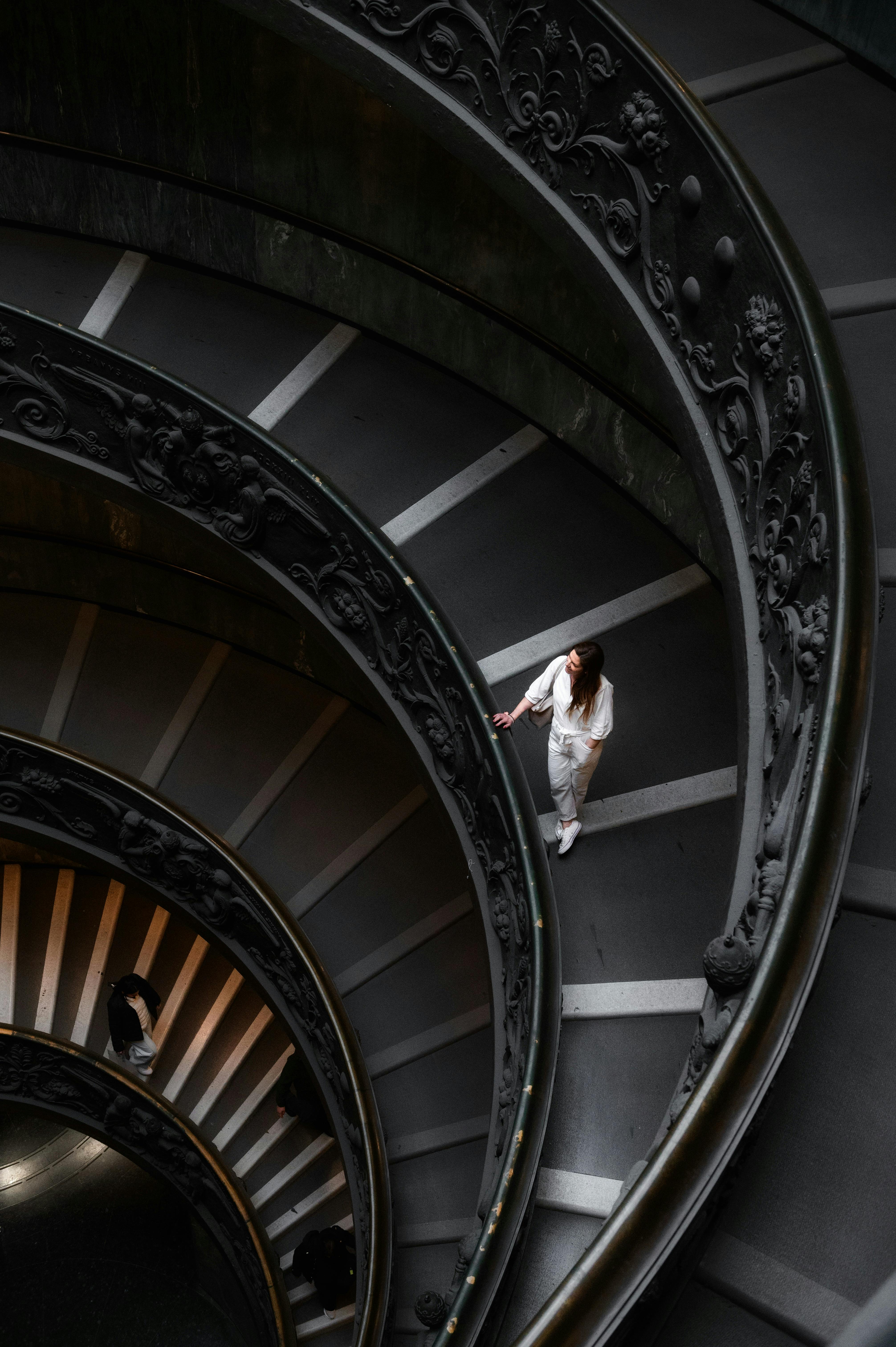 免費 梵蒂岡博物館著名的螺旋樓梯，一位孤獨的遊客正在拾級而上，畫面十分壯觀。 圖庫相片