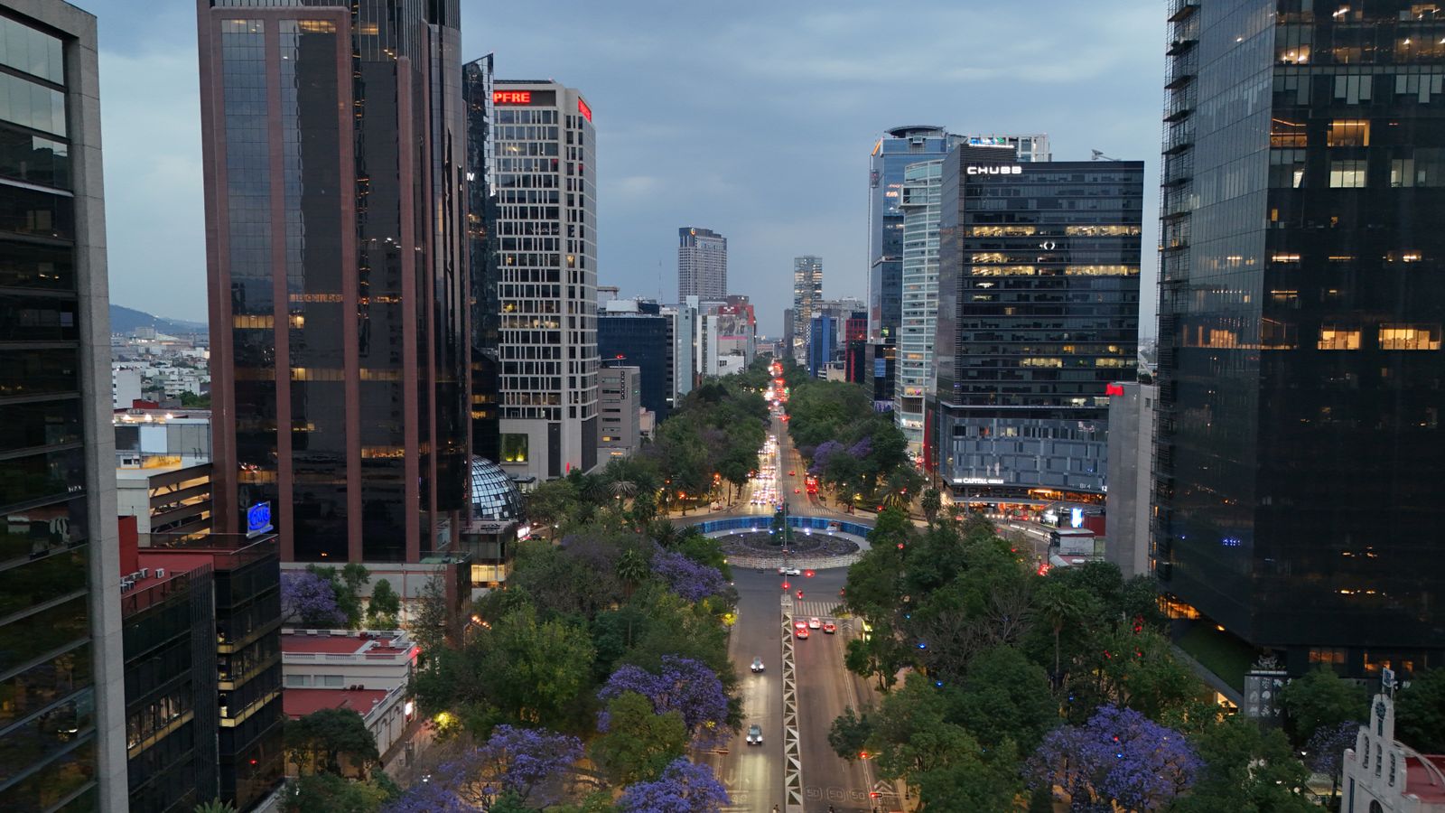 Vista aérea de Paseo de la Reforma en Ciudad de México al atardecer