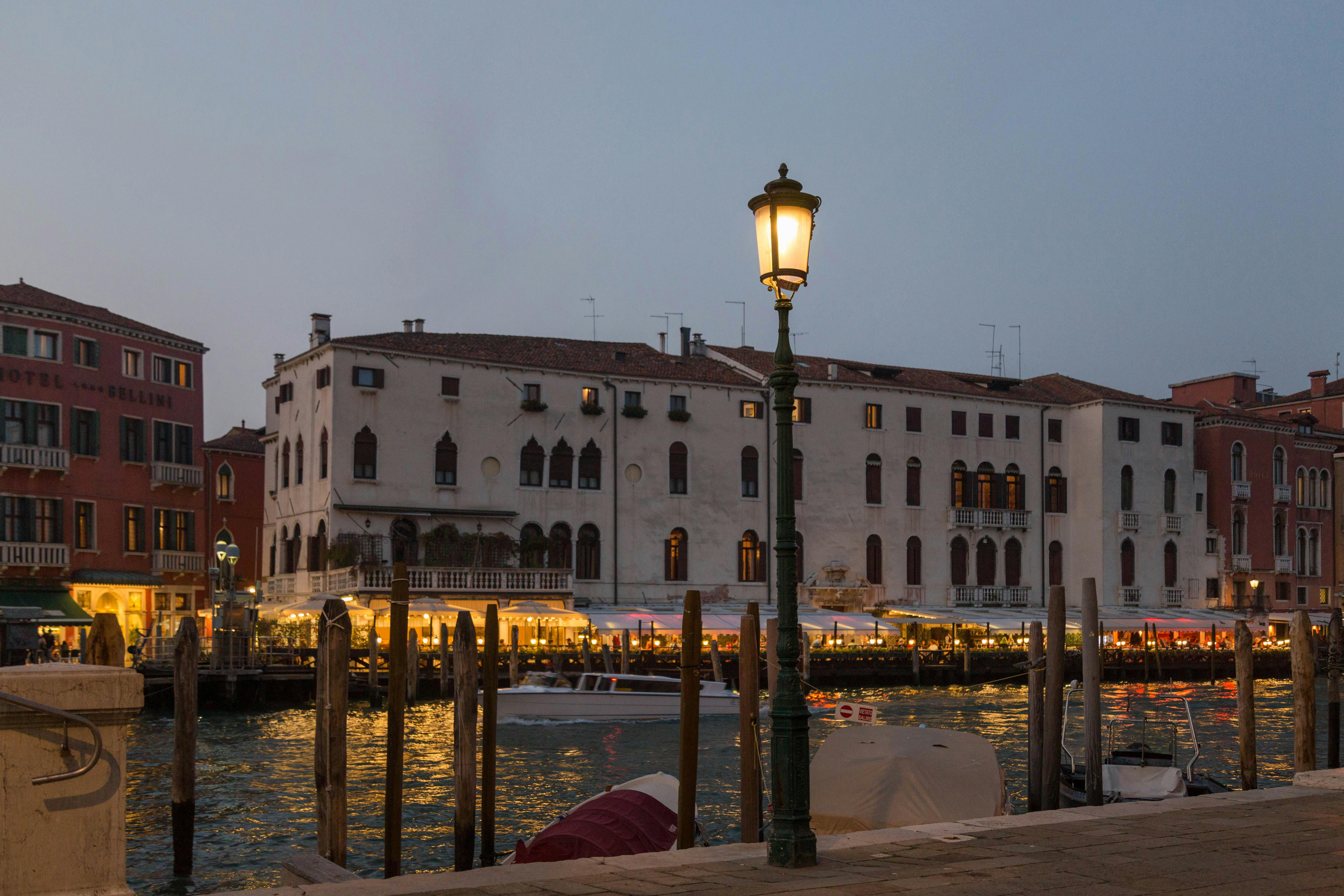 Bezpłatne Wielki Kanał w Wenecji o zmierzchu. Zabytkowa latarnia uliczna i oświetlone zabytkowe weneckie budynki. Zdjęcie z galerii