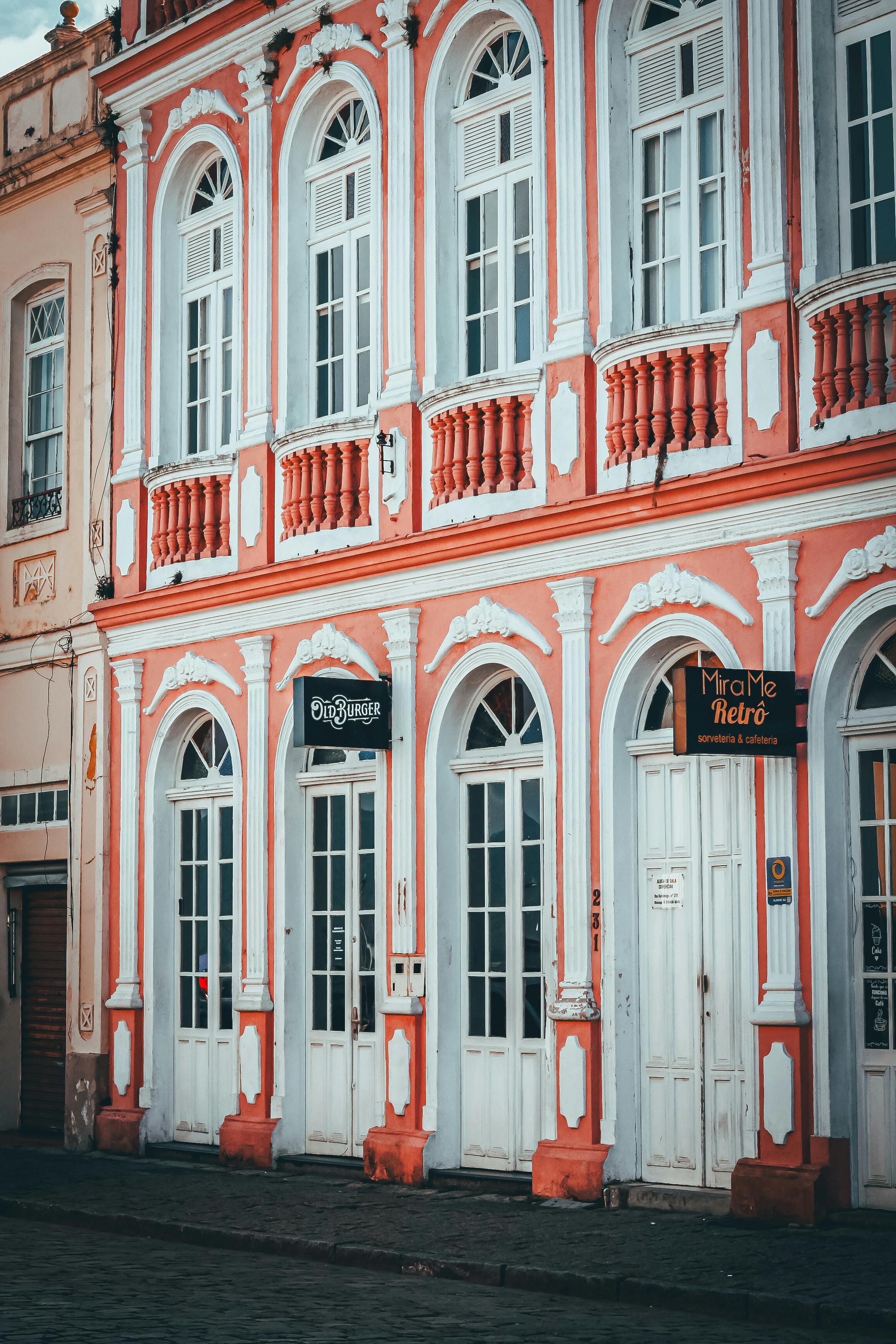 Безкоштовне Чарівний колоніальний фасад з вишуканими деталями в Сан-Франсиску-ду-Сул, Бразилія. стокове фото