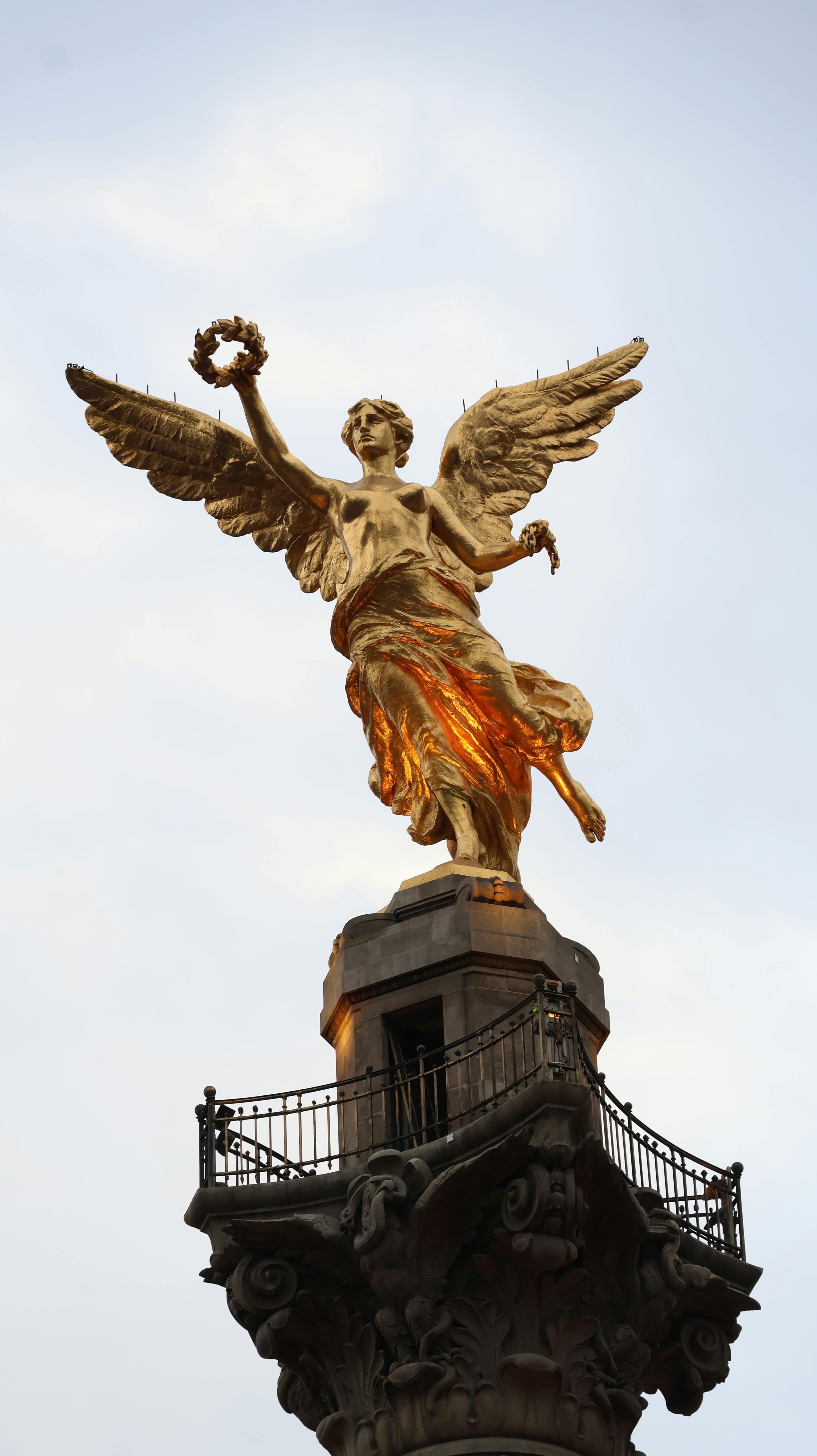 Bezpłatne Anioł Niepodległości rozświetlony o zachodzie słońca w mieście Meksyk, symbol Meksyku. Zdjęcie z galerii