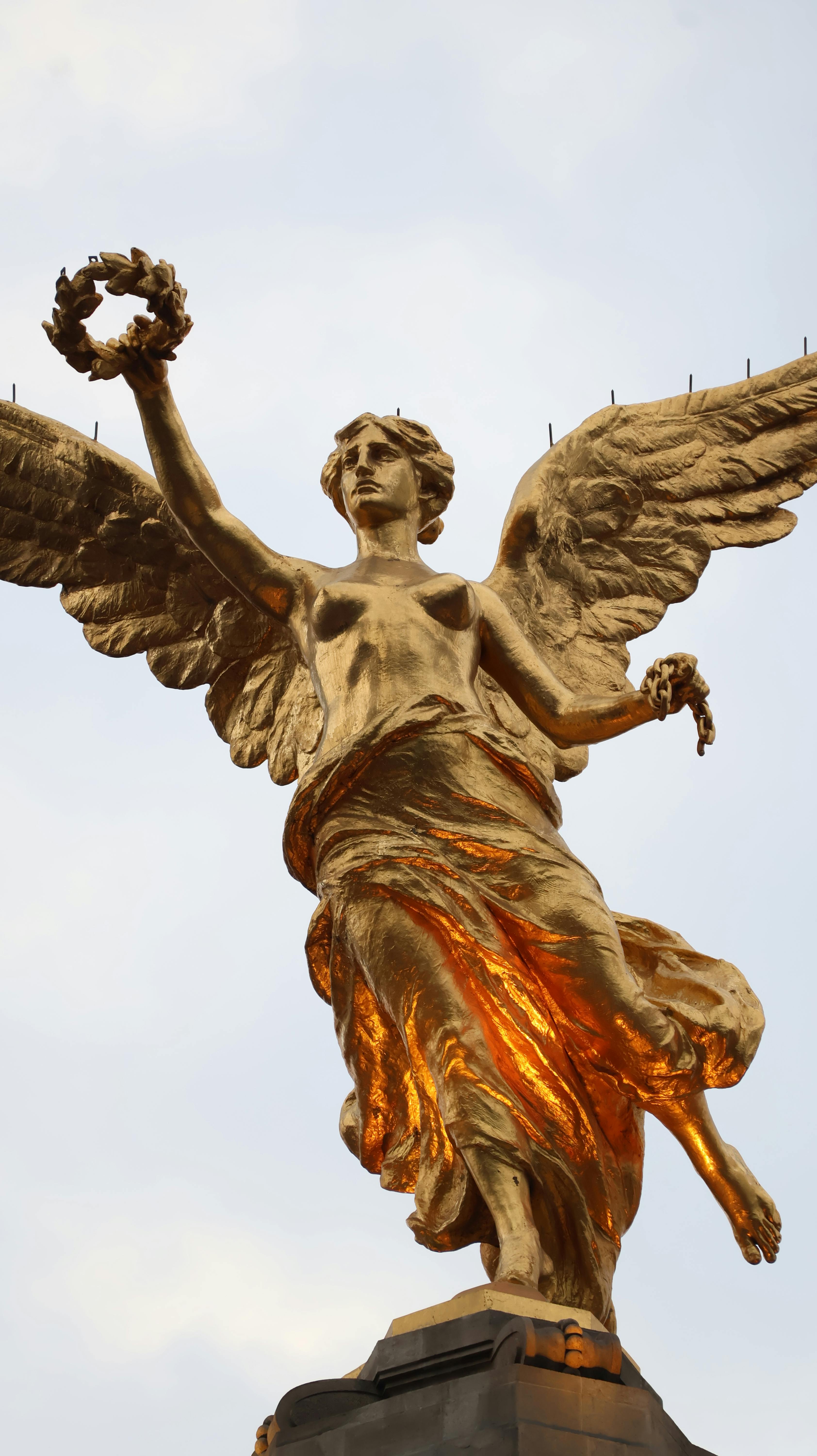 ฟรี รูปปั้นเทวดาแห่งอิสรภาพอันโด่งดังในกรุงเม็กซิโกซิตี้ในเวลากลางวัน ซึ่งเป็นสัญลักษณ์แห่งเสรีภาพ คลังภาพถ่าย