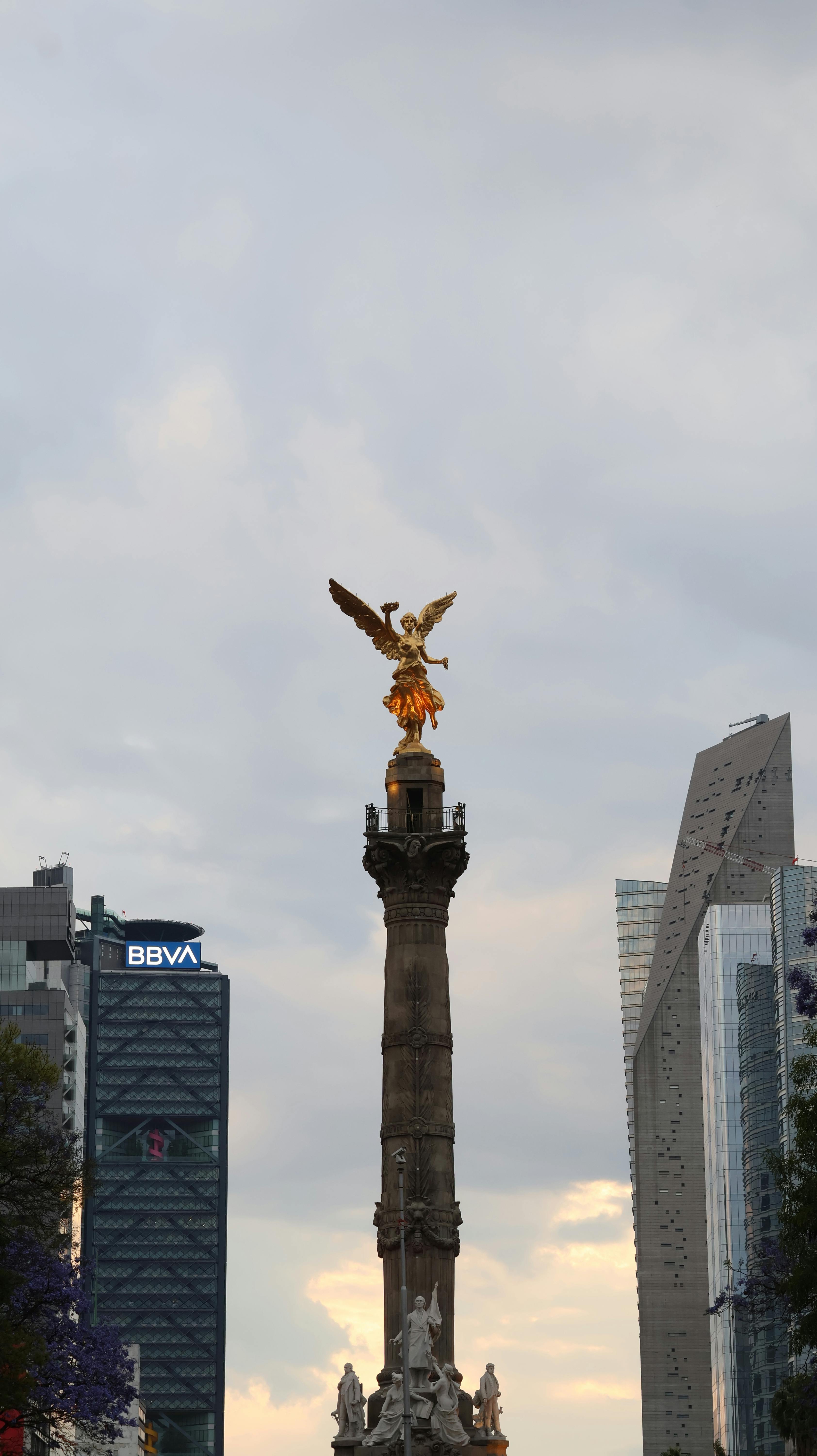 ingyenes Kilátás az Ángel de la Independencia templomra, modern felhőkarcolók ölelésében Mexikóvárosban. Stockfotó