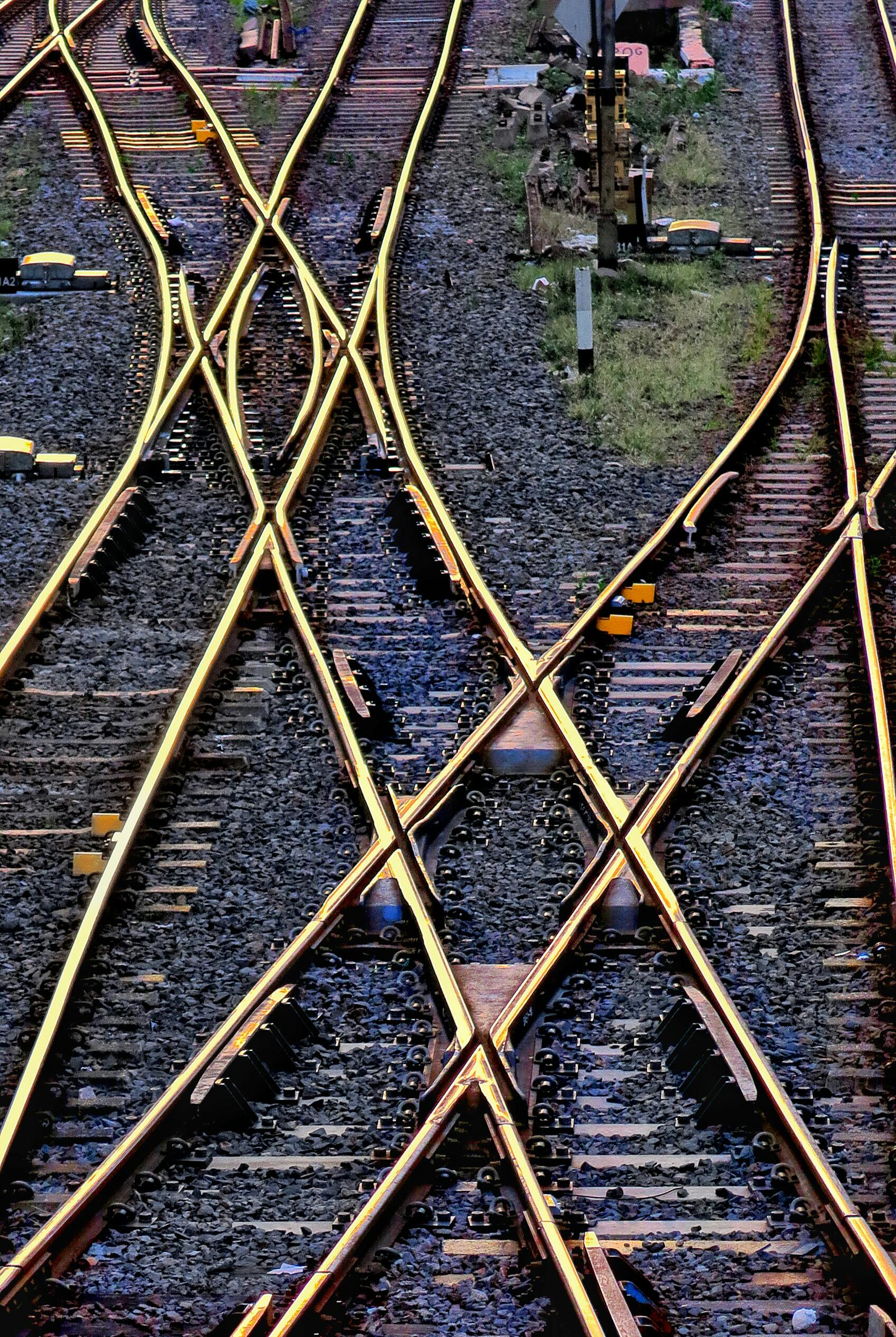 ingyenes Geometrikus mintákat bemutató, keresztező vasúti sínek légi felvétele Bandungban. Stockfotó