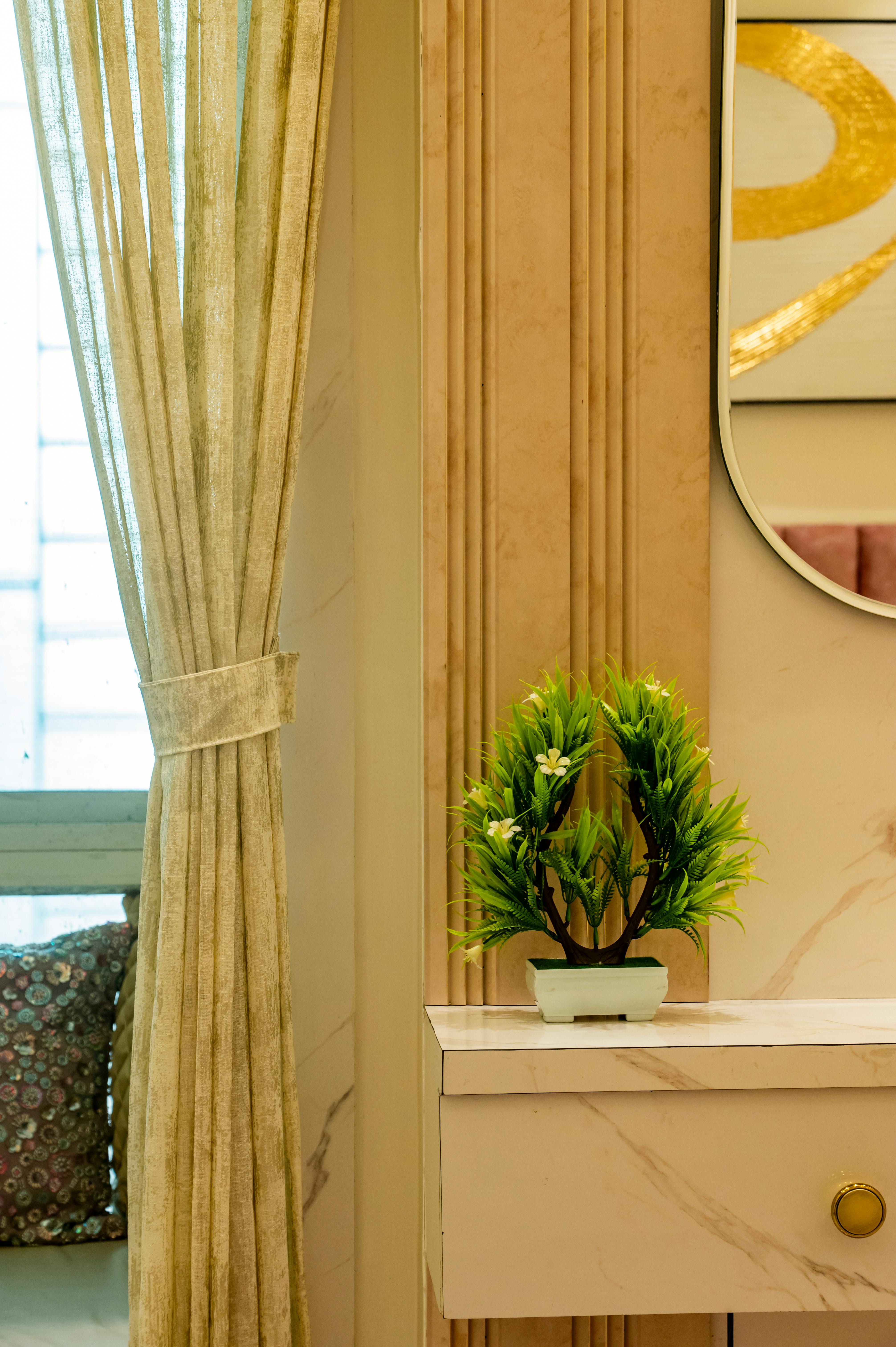 Zadarmo Štýlový interiérový dizajn s mramorovými akcentmi, zelenými rastlinami a mäkkými závesmi vytvára pokojnú atmosféru. Fotka z fotobanky