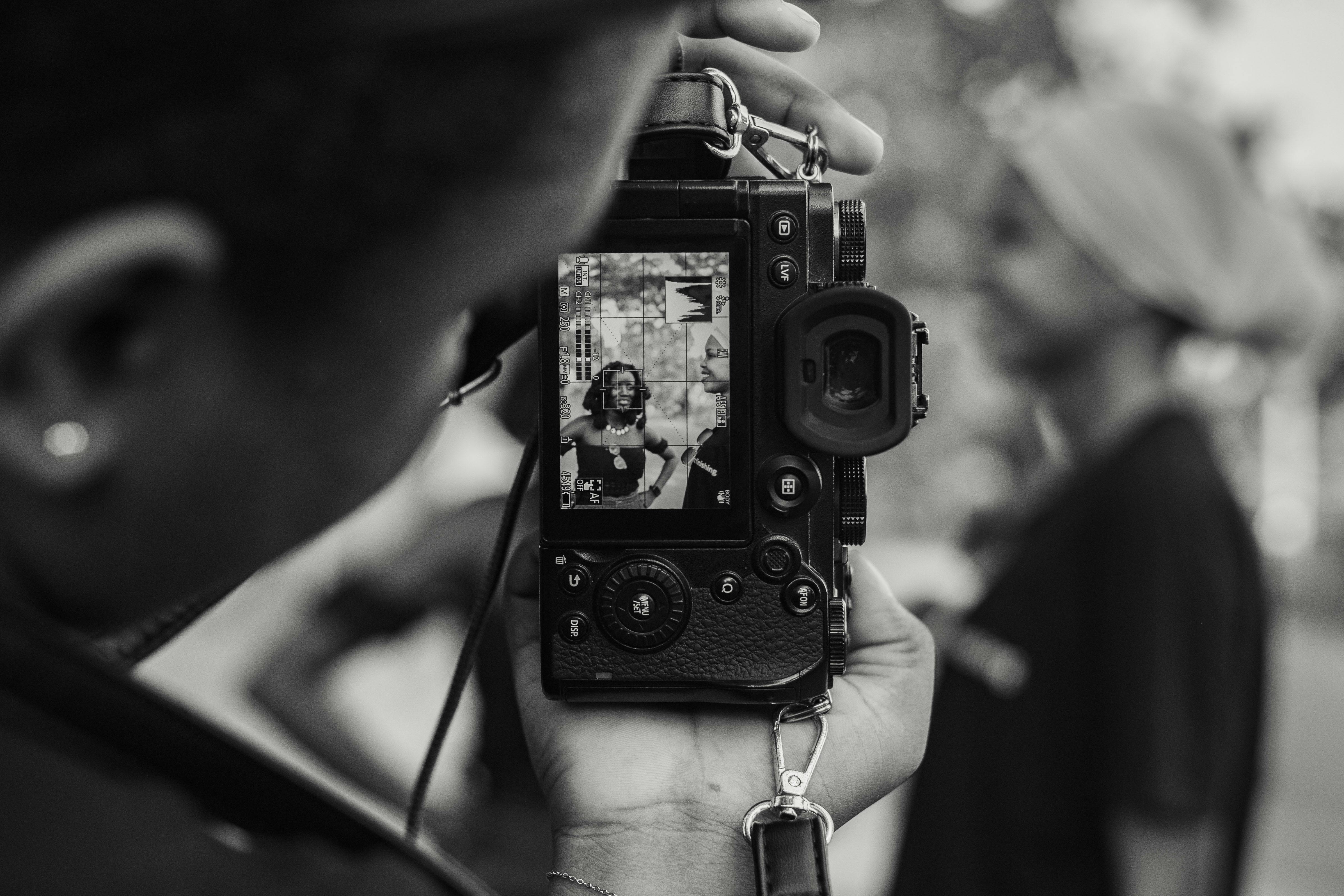 Безкоштовне Чорно-біле фото, що зафіксувало щирий момент камерою в Аккрі, Гана. стокове фото