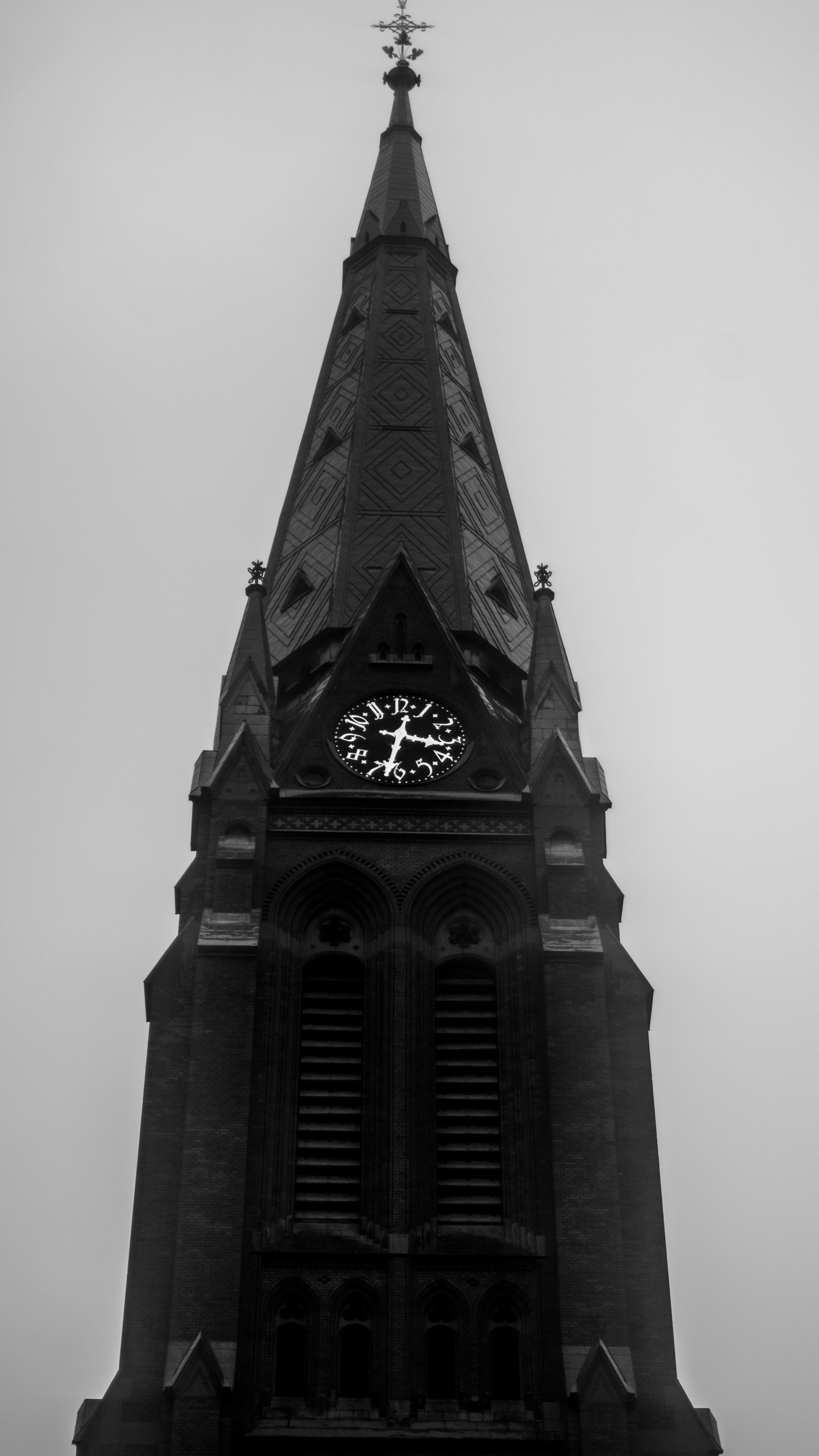 ingyenes Drámai fekete-fehér fotó egy gótikus templomtoronyról és egy óráról, Stockholmban készült. Stockfotó