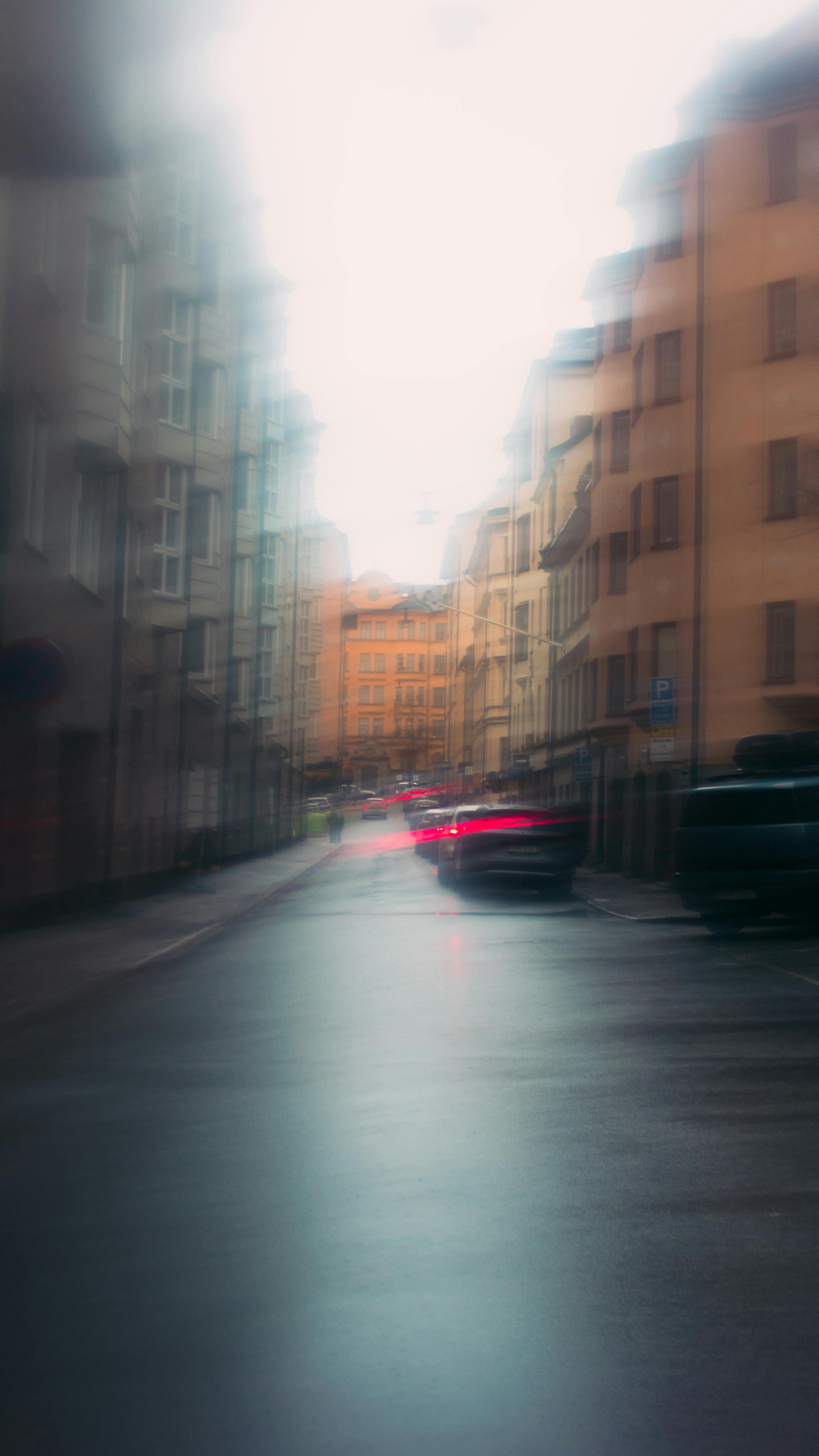 ingyenes Ez a Stockholmban készült hangulatos utcai jelenet egy elmosódott városképet ábrázol bokeh hatással. Stockfotó