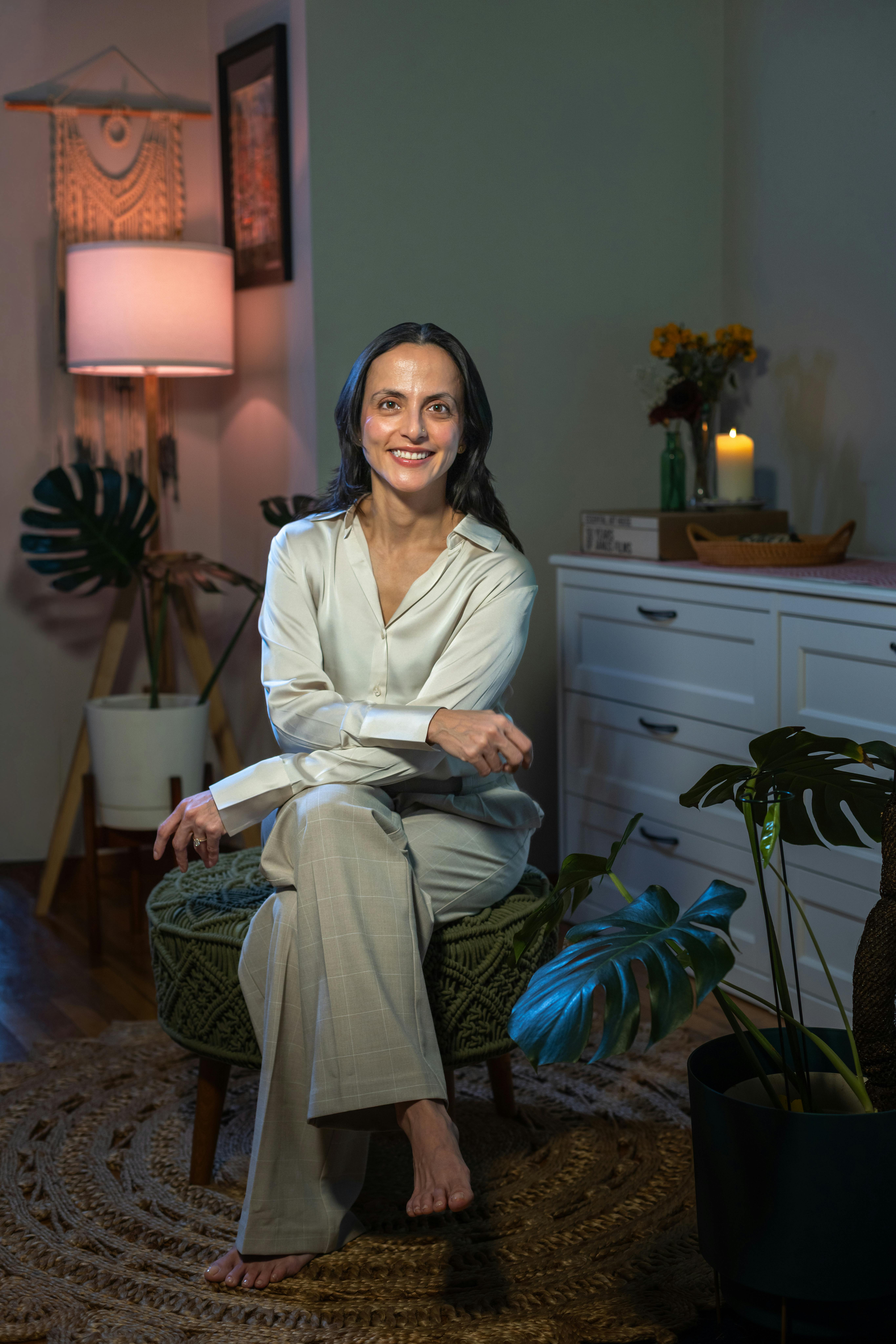 ฟรี หญิงสาวในชุดหรูหราโพสท่าถ่ายรูปภายในอาคารที่มีแสงไฟสลัวและต้นไม้ประดับ คลังภาพถ่าย