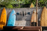 墙上靠着一块充满活力的冲浪板，展现出户外海滨氛围