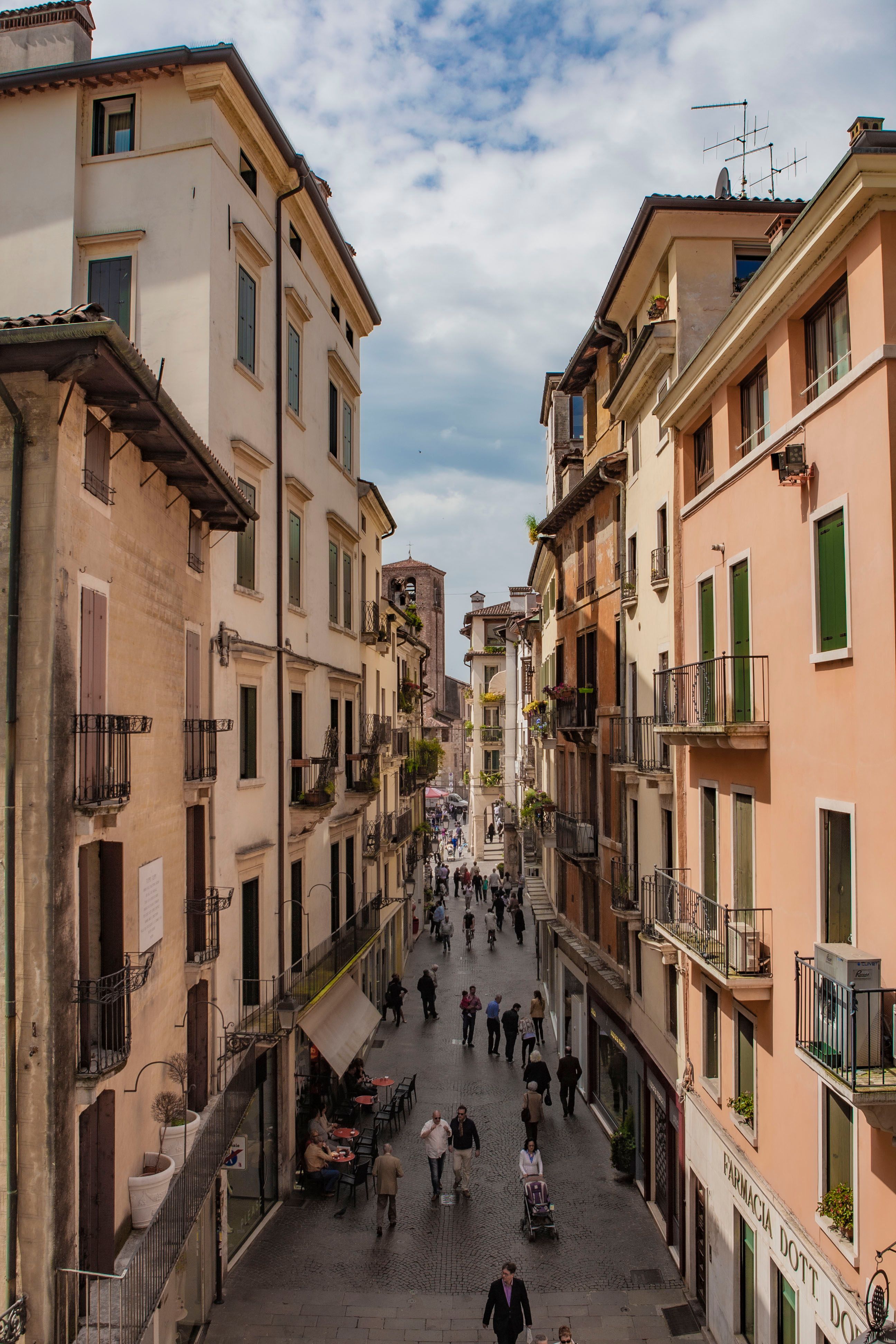 Charming Italian Street with Historic Buildings · Free Stock Photo