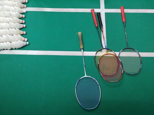 Terrain Vert Et Blanc Avec Raquettes De Badminton