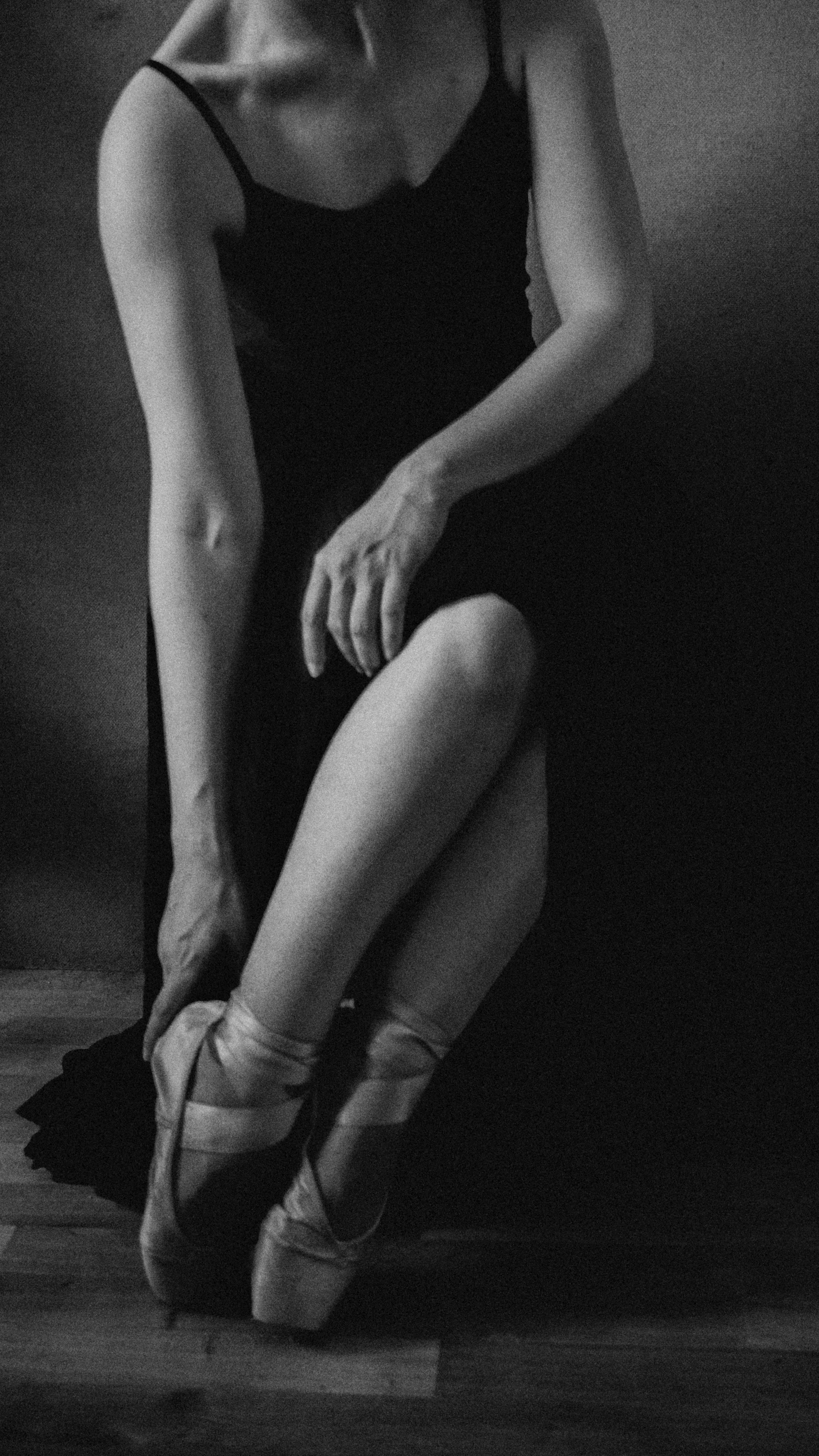 ingyenes Egy kecses balerina művészi fekete-fehér kompozícióban igazgatja spicccipőit. Stockfotó