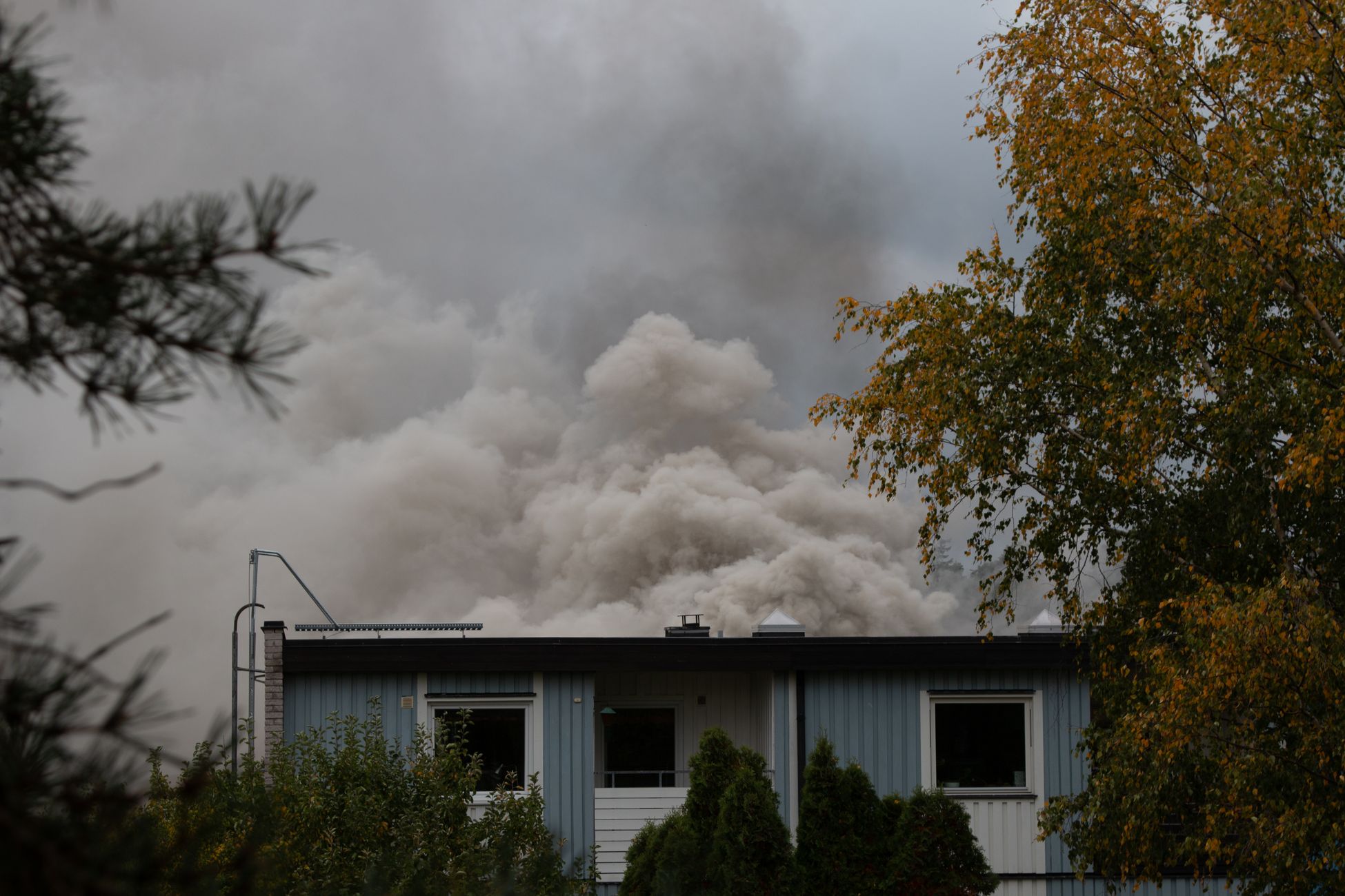 Brand verwoest dak woning in Rosmalen, mogelijk door zonnepanelen