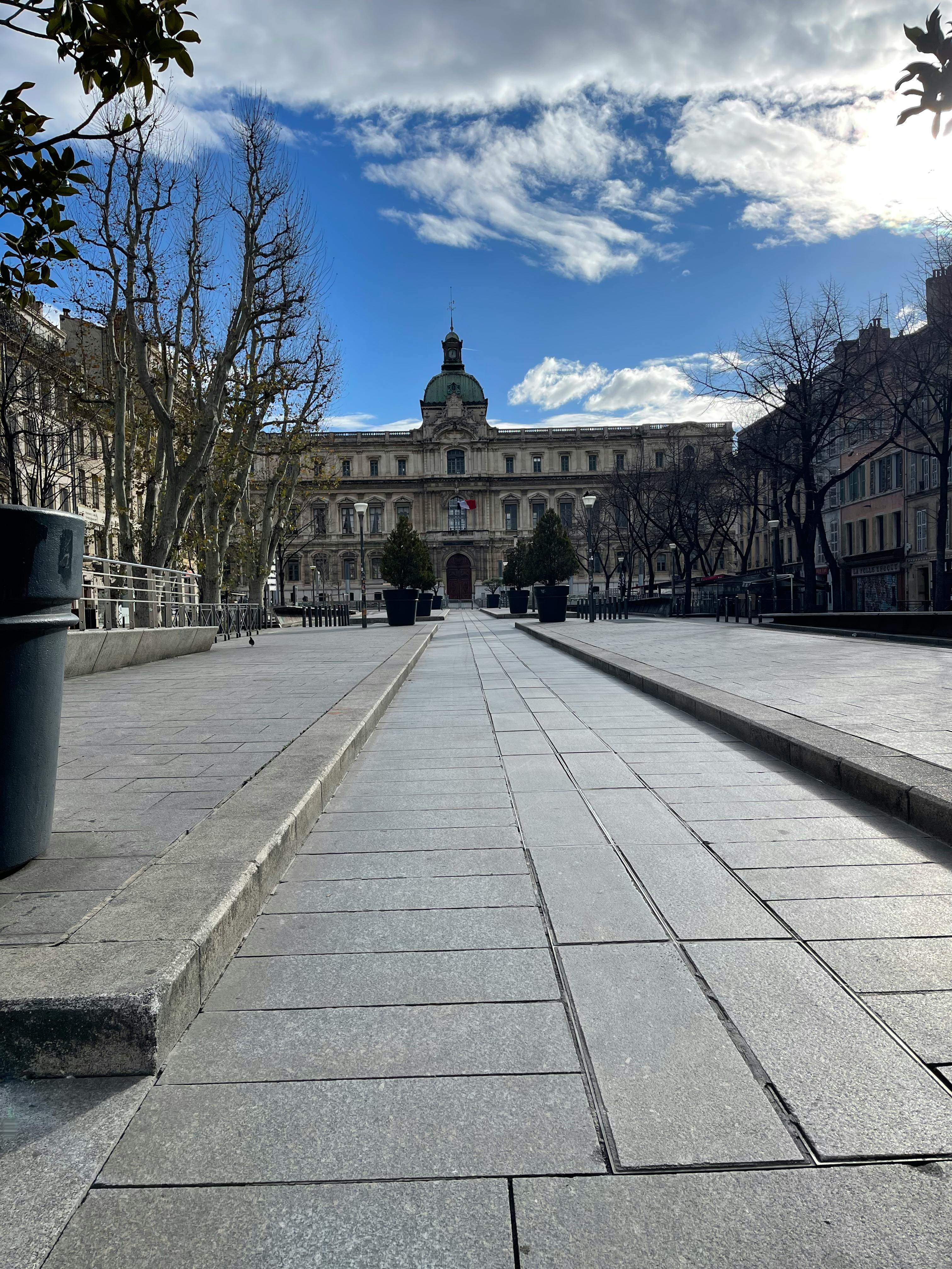 bezplatná Elegantní architektura marseillské soudní budovy s jasnou oblohou, pohled z kamenné ochozu. Základová fotografie