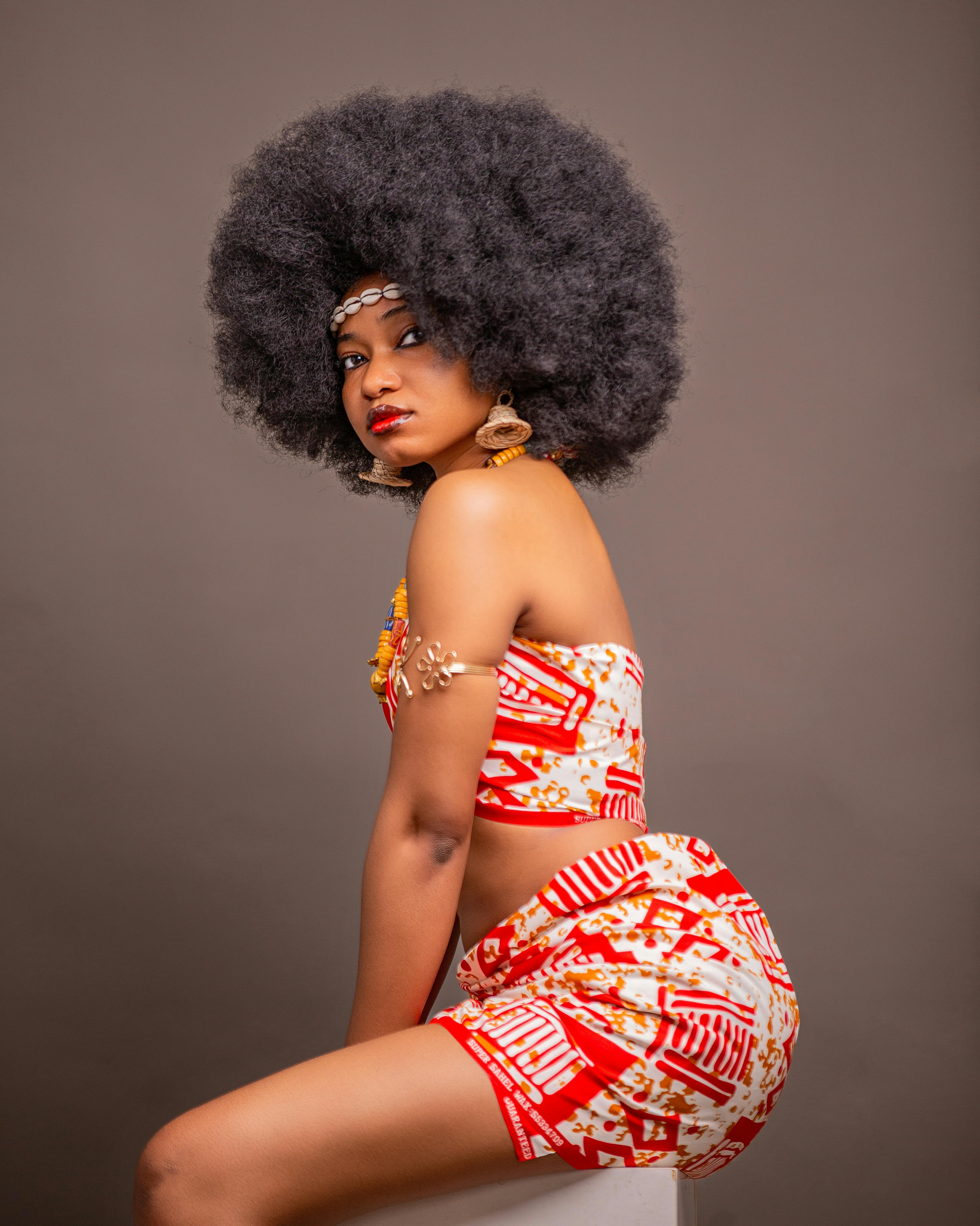 Zadarmo Elegantná africká žena v tradičnom potlačenom oblečení s afro účesom, predstavujúca kultúrnu módu. Fotka z fotobanky