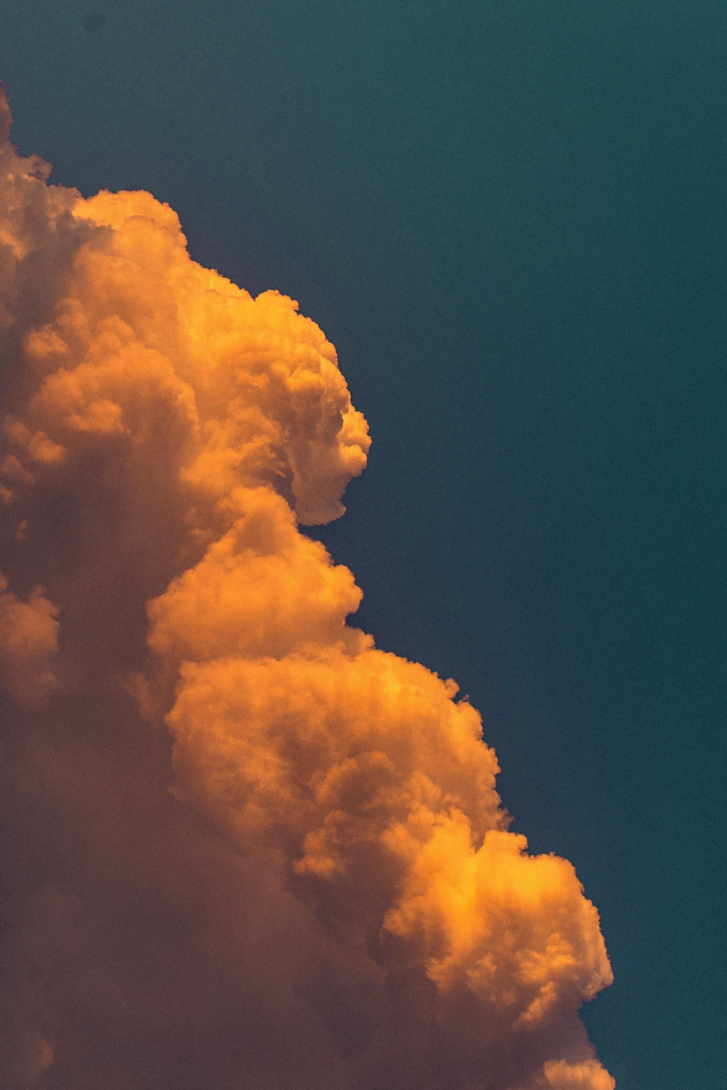 免费 一幅描绘晴朗天空下绚丽积雨云的艺术画卷，体现了自然之美。 素材图片