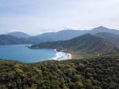从空中俯瞰泰罗纳国家公园的海岸线，绿树成荫，海浪汹涌，景色令人惊叹