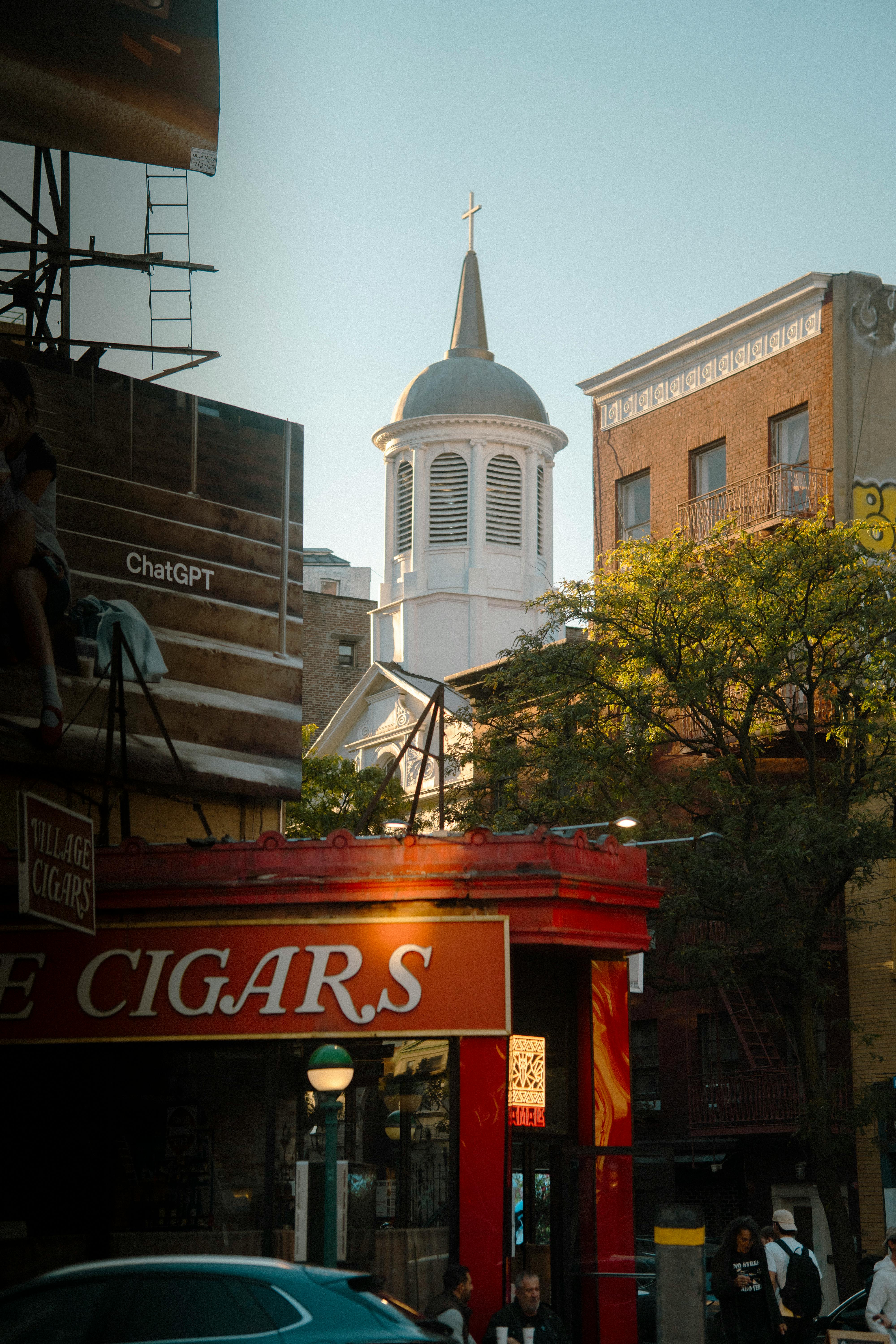 Miễn phí Ngọn tháp nhà thờ vươn cao giữa những tòa nhà trên con phố nhộn nhịp của thành phố New York vào ban ngày. Ảnh lưu trữ