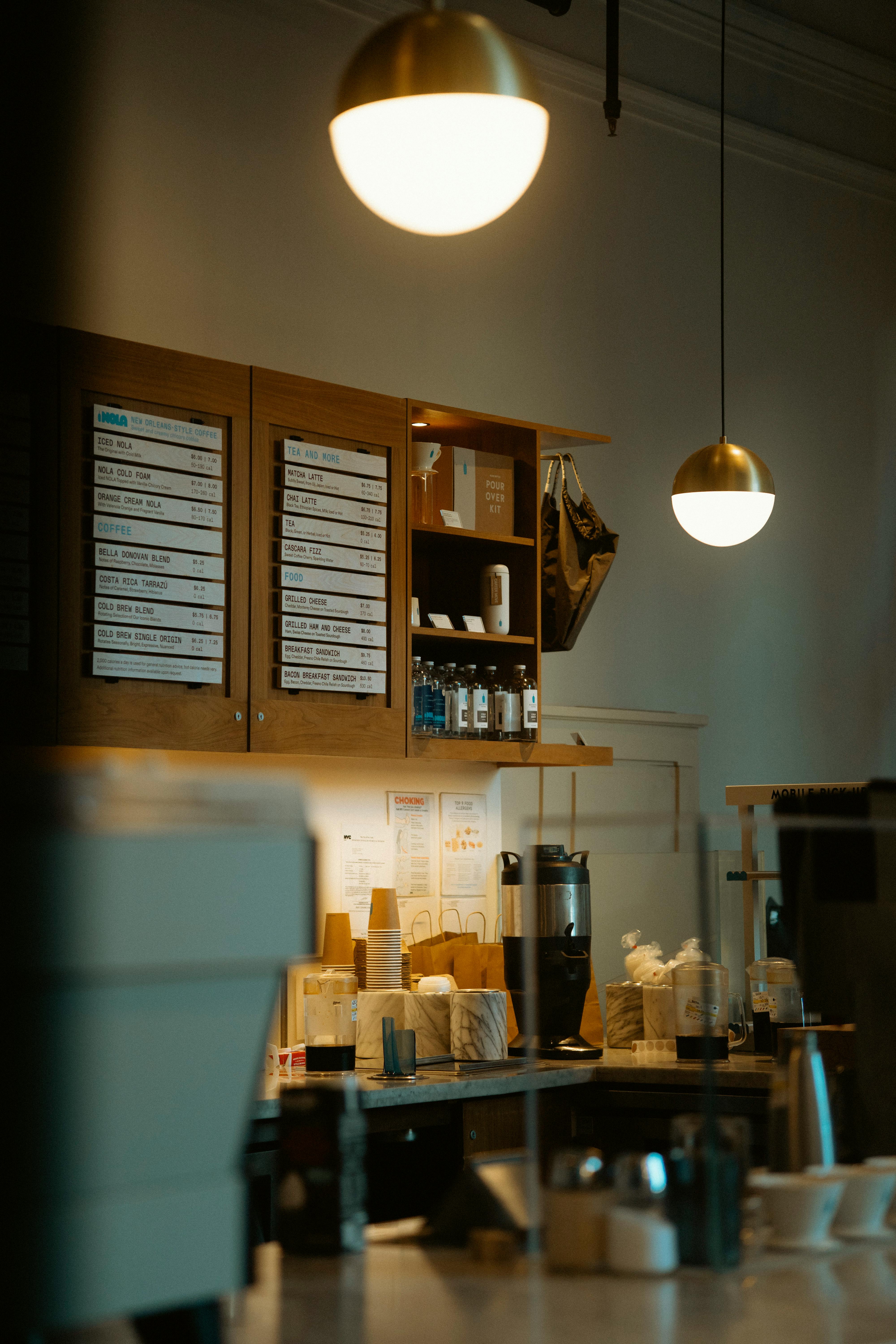 免费 纽约市一家咖啡馆温馨的室内装潢，配有柔和的灯光和咖啡冲泡台。 素材图片