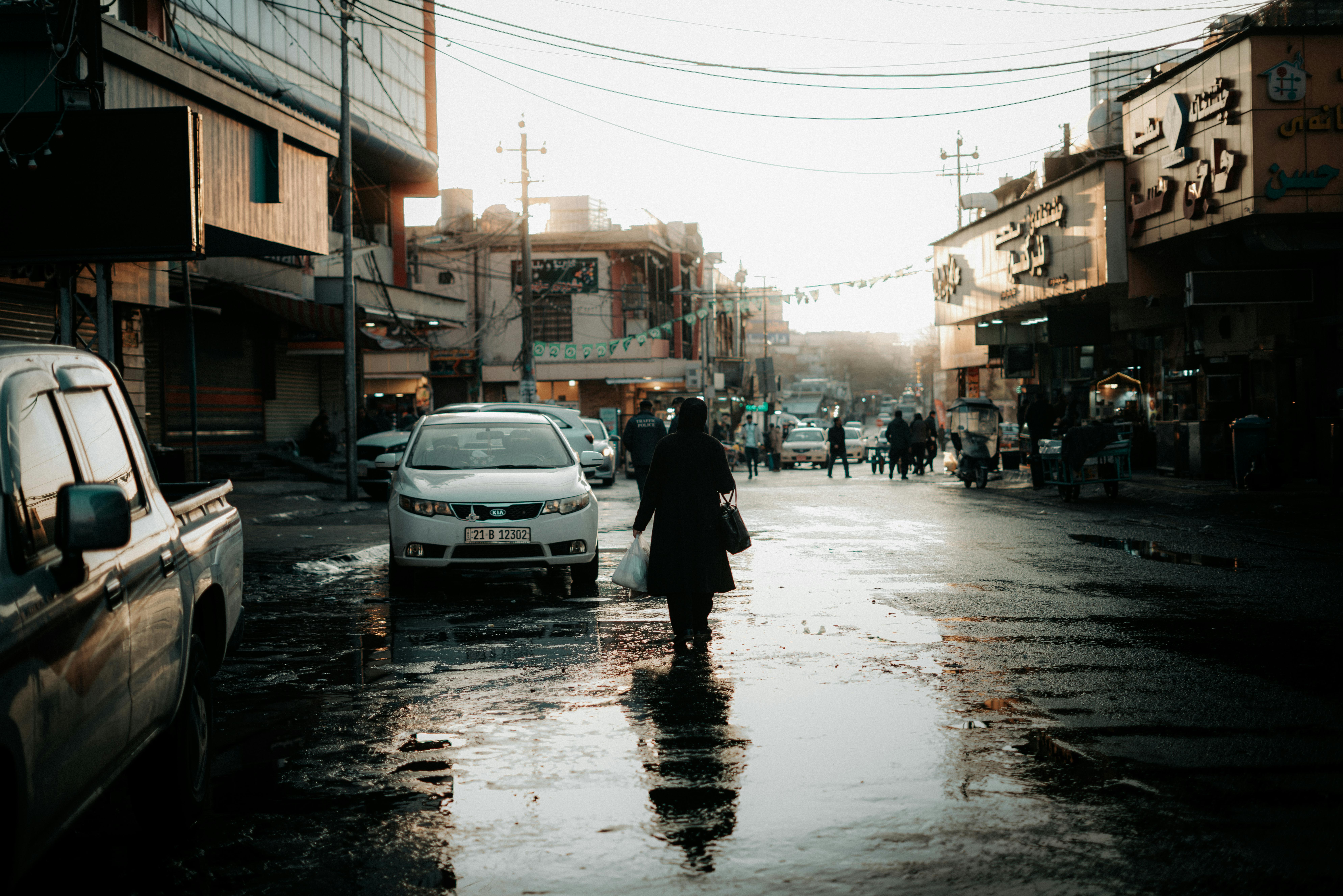 Zadarmo Rušná ulica v Sulajmánii počas západu slnka s ľuďmi a vozidlami. Umelecky zachytený každodenný život v meste. Fotka z fotobanky